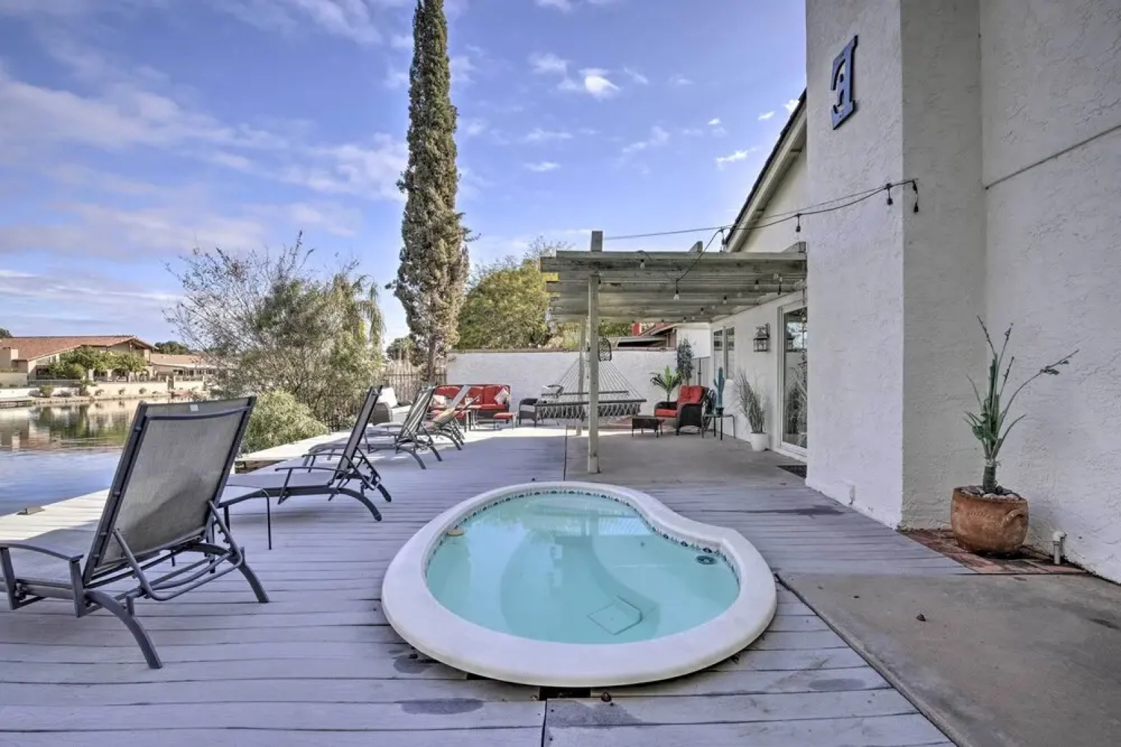Sun Deck, Hot Tub & Kayak: Lakefront Tempe House