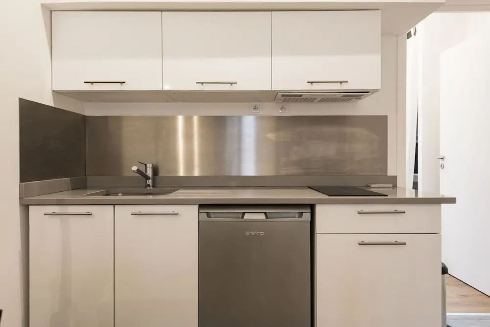 F2 mezzanine centre ville 1 min de la mer