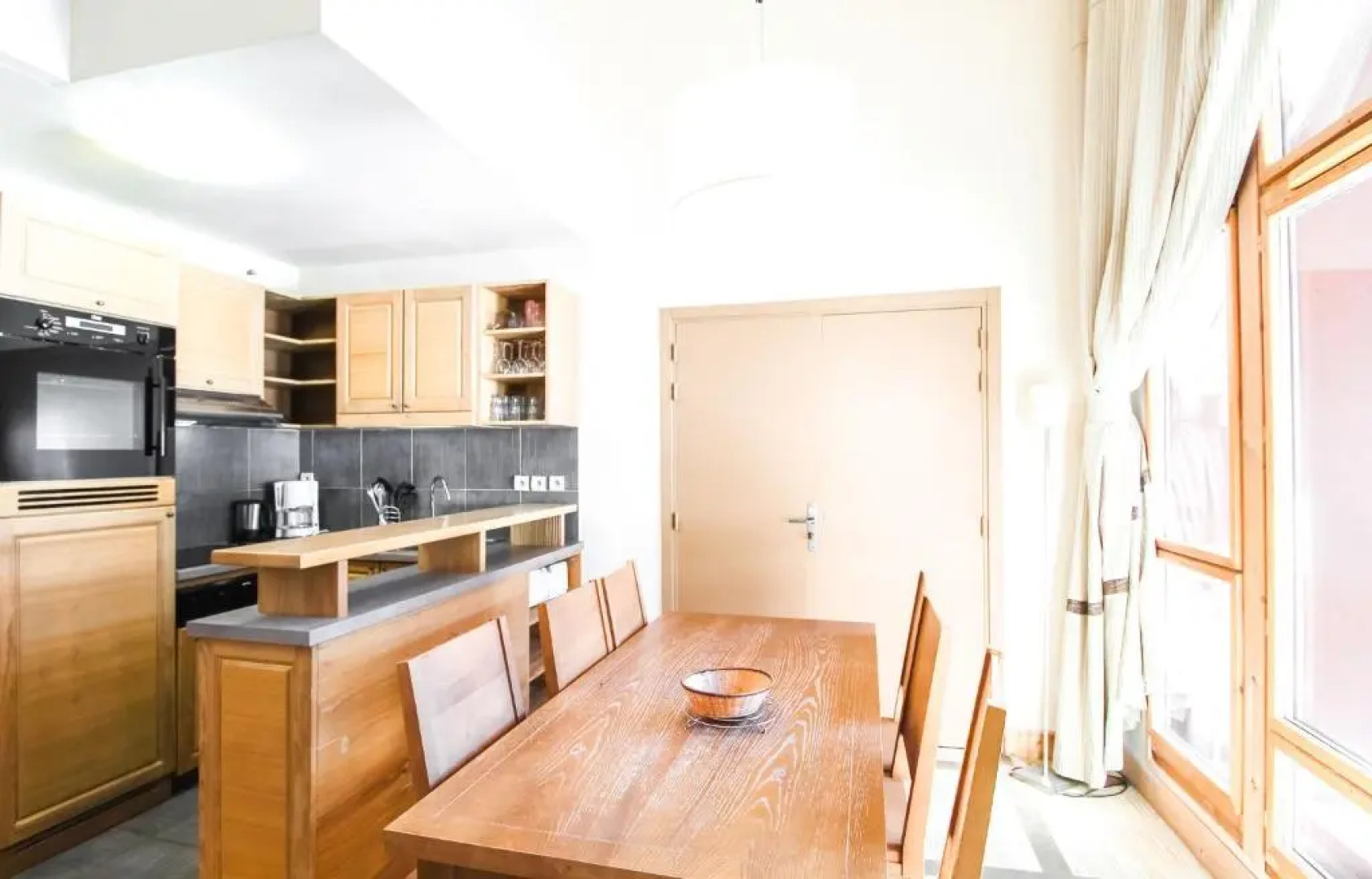 Charming 6th-floor 2-bedroom apartment with fireplace