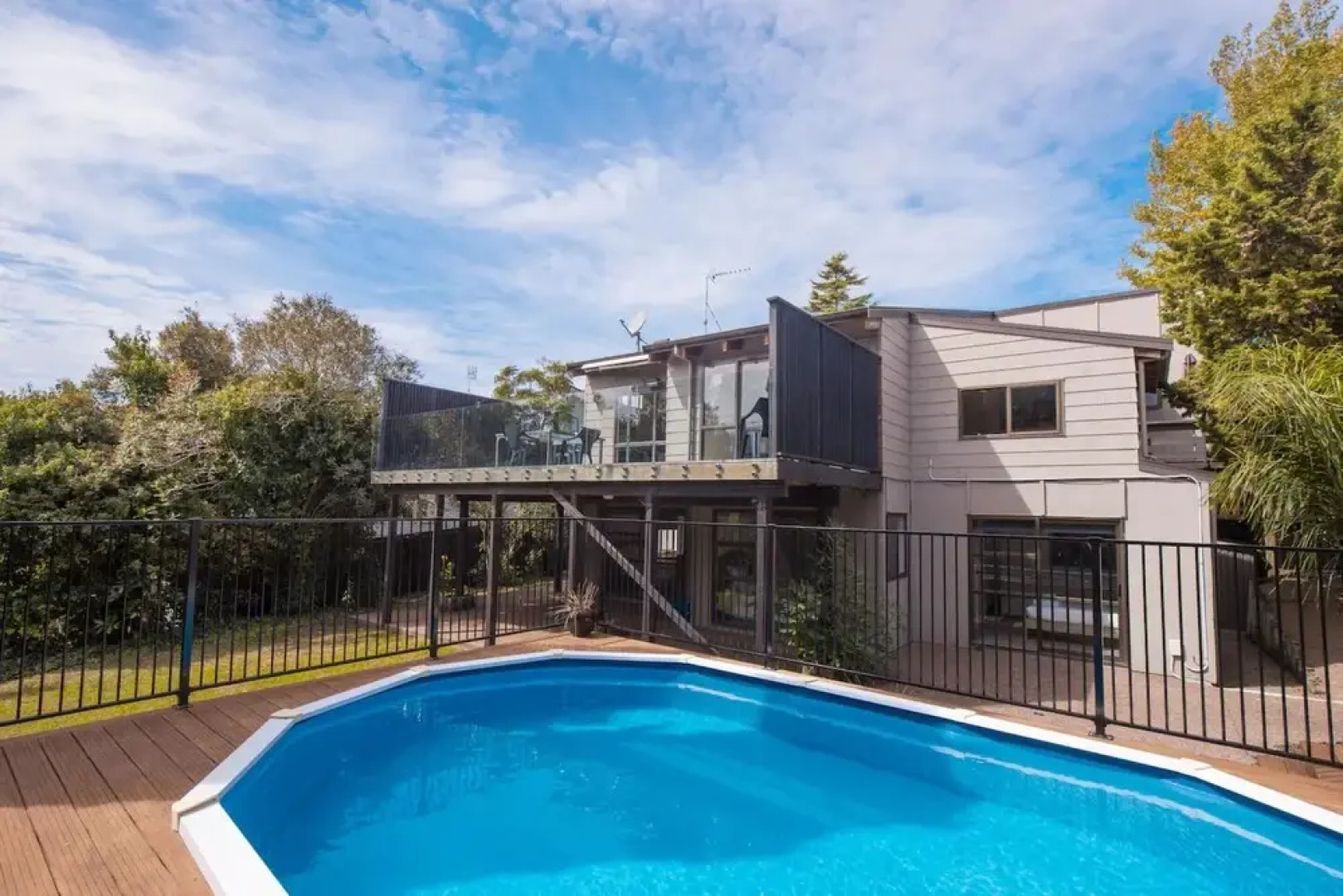 Modern 4 Bedroom Family Home With Pool