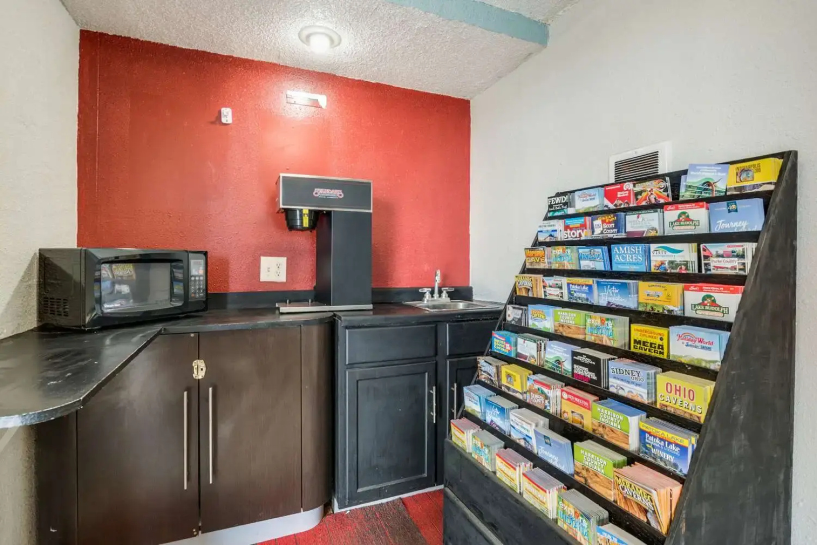 Econo Lodge Inn & Suites