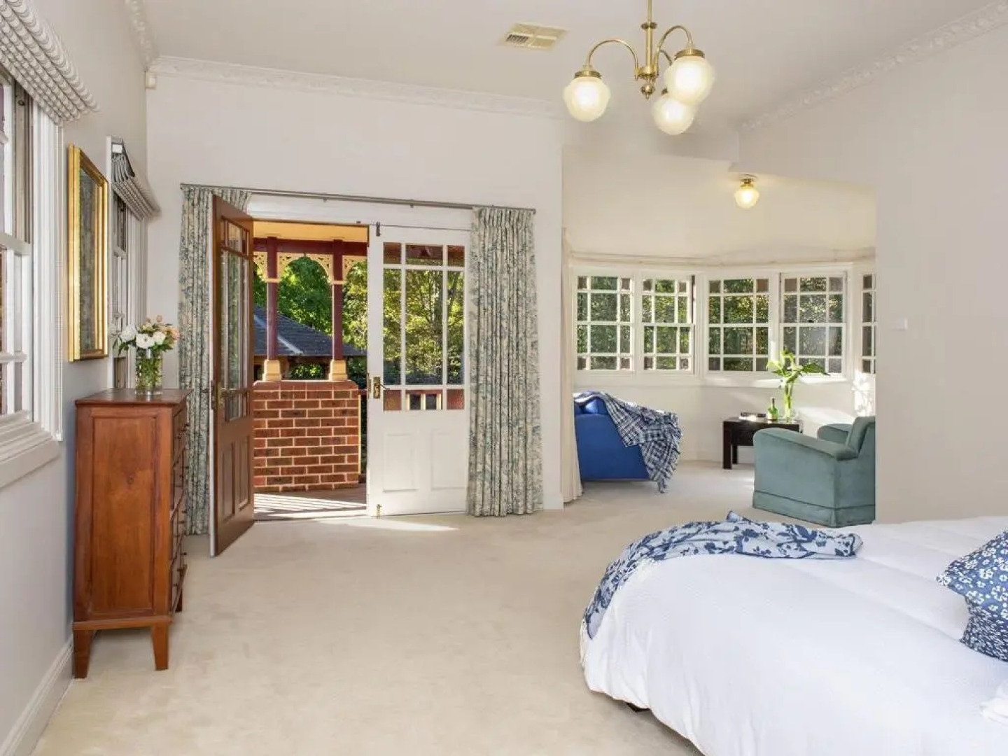 THE ELMS Berry Berry and Surrounds 4pm check out Sundays