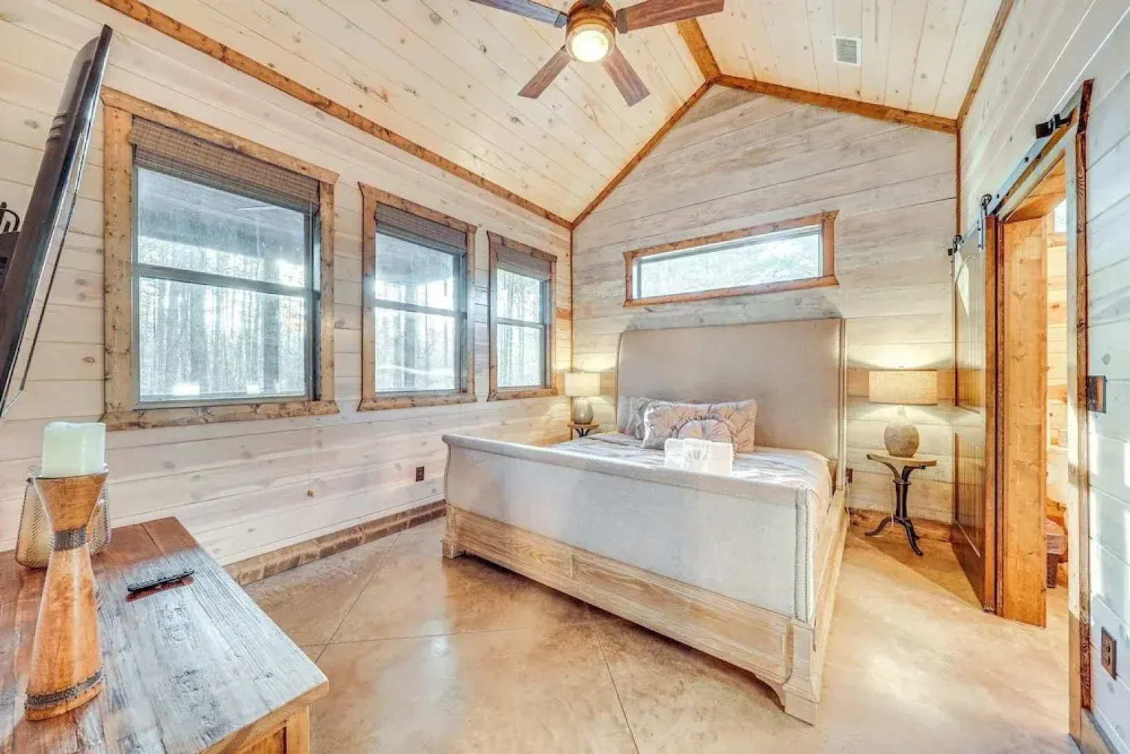 Hot Tub & Game Room: Spacious Cabin in Broken Bow!
