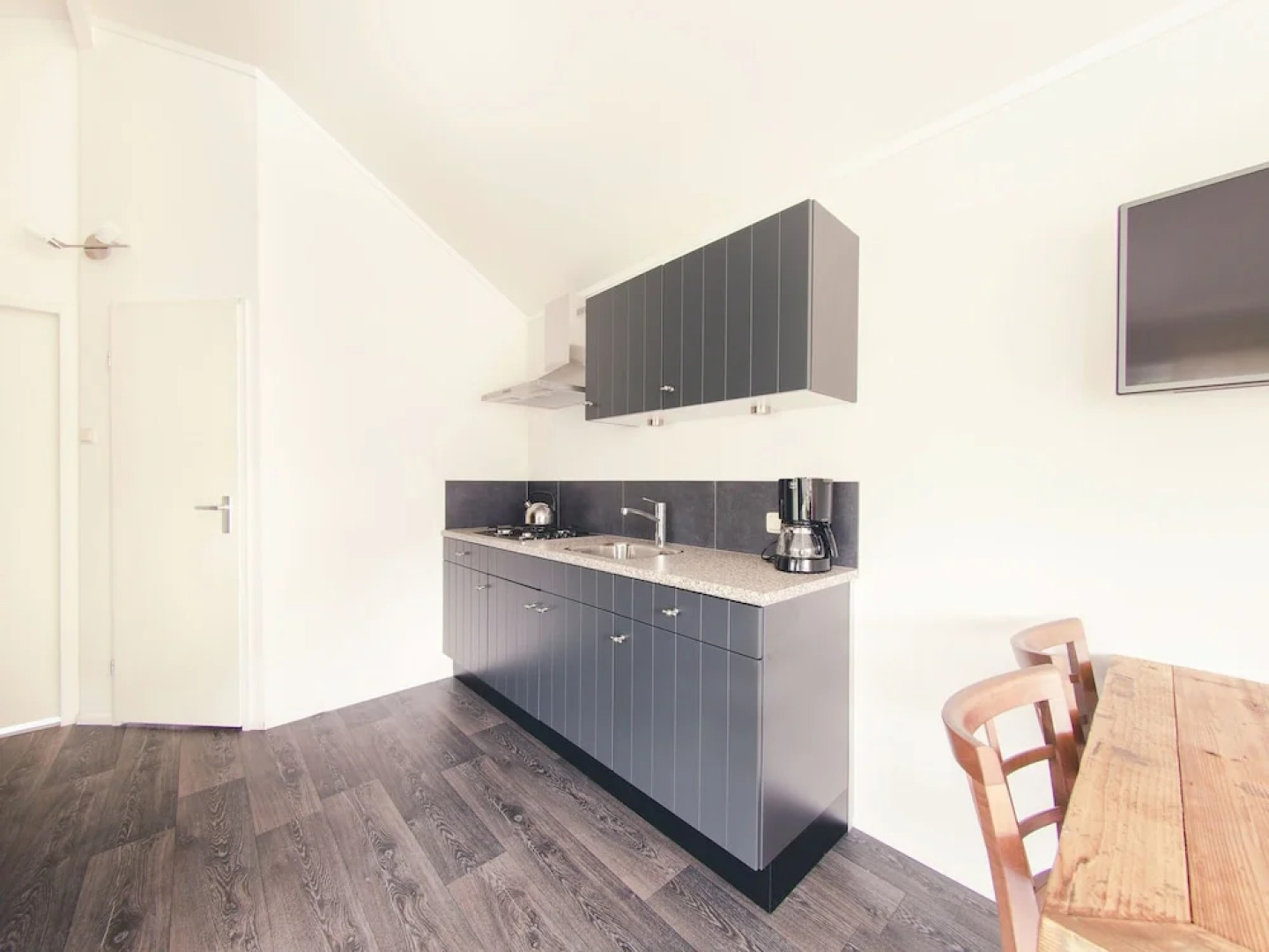 Beautiful Chalet in a Holiday Park by a Pond