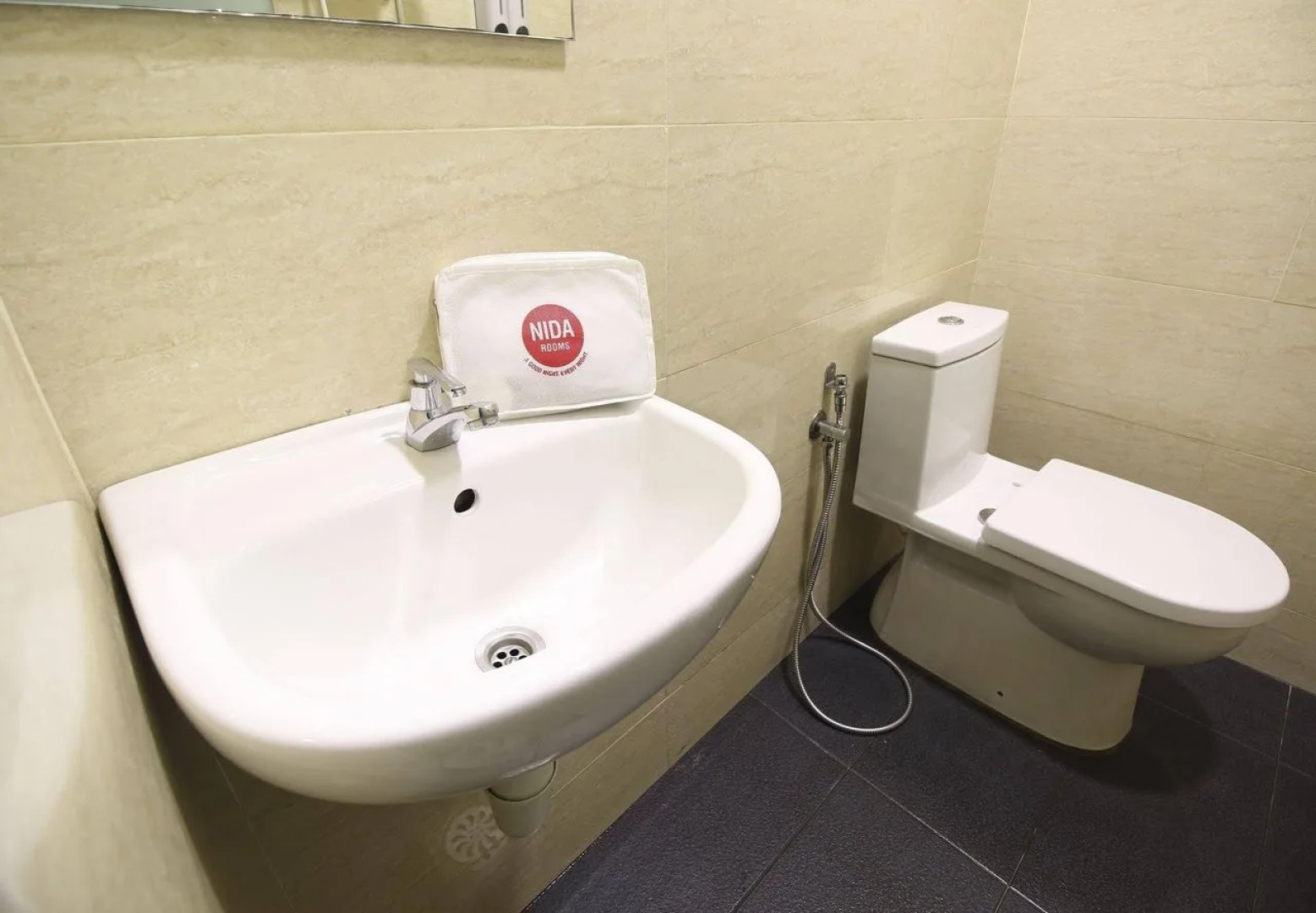 Capital O 91074 Grand World Hotel