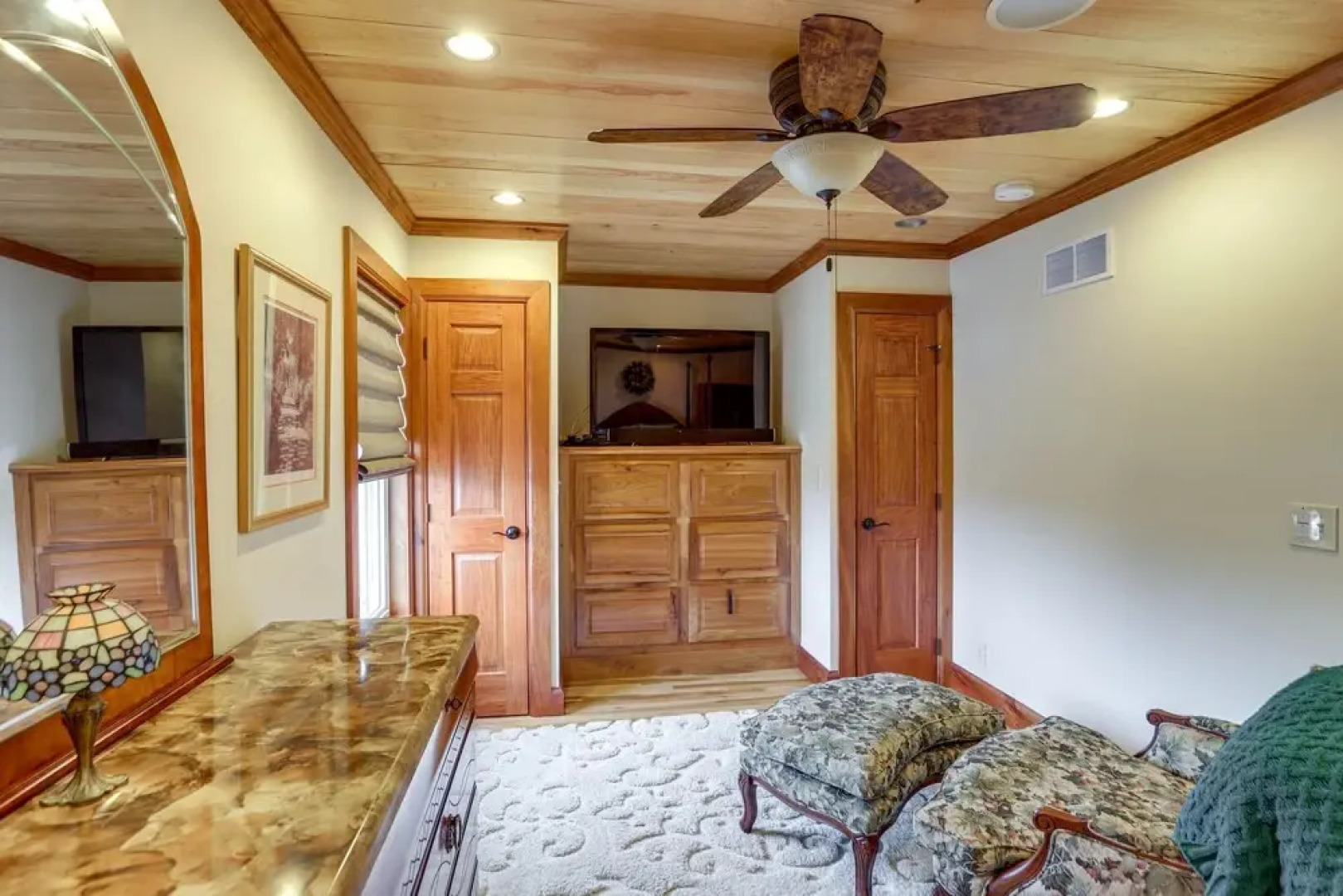 Warm & Cozy Mansfield Home: Deck, Gas Fire Table!