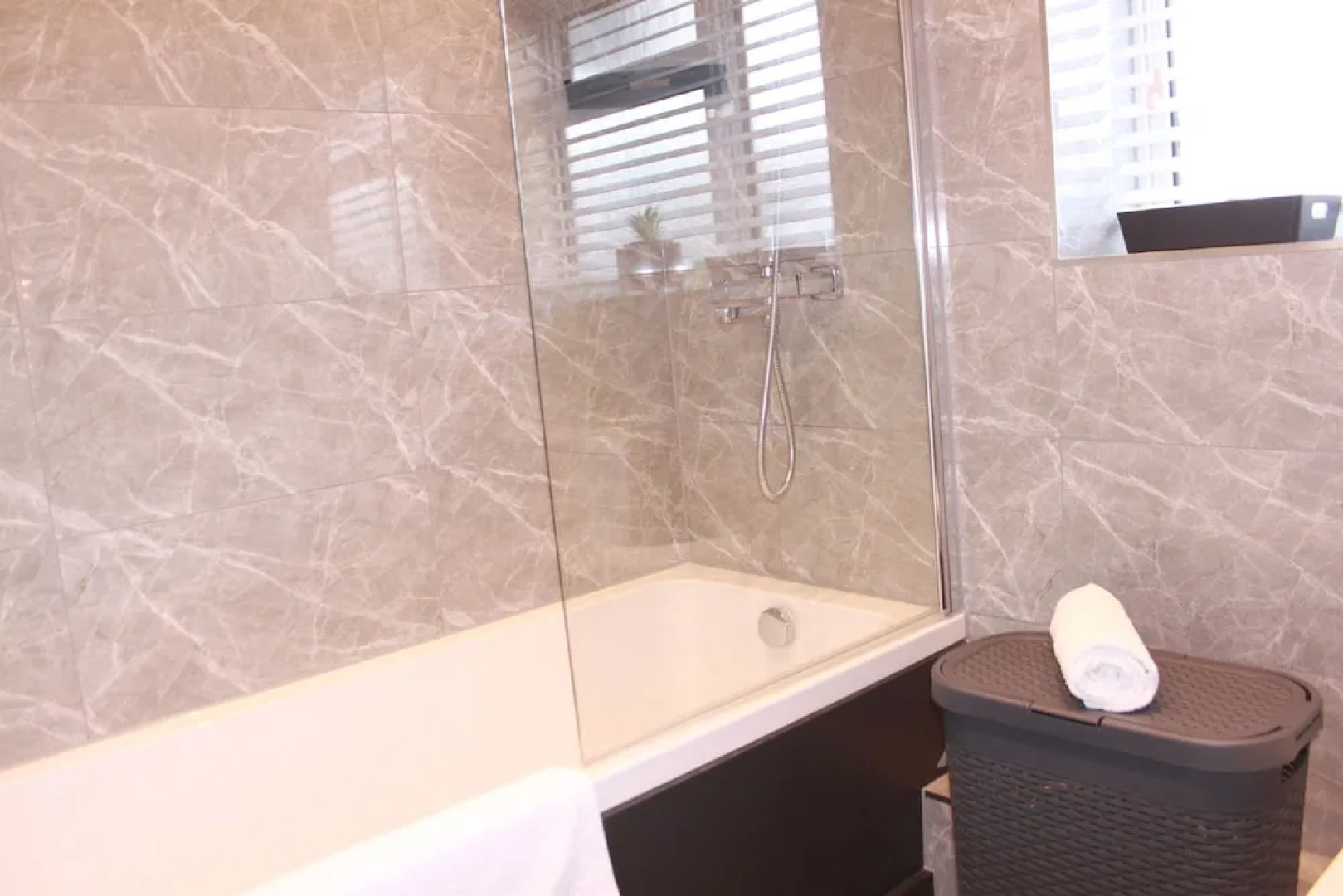 6guests-parking-nearstansted-accessible