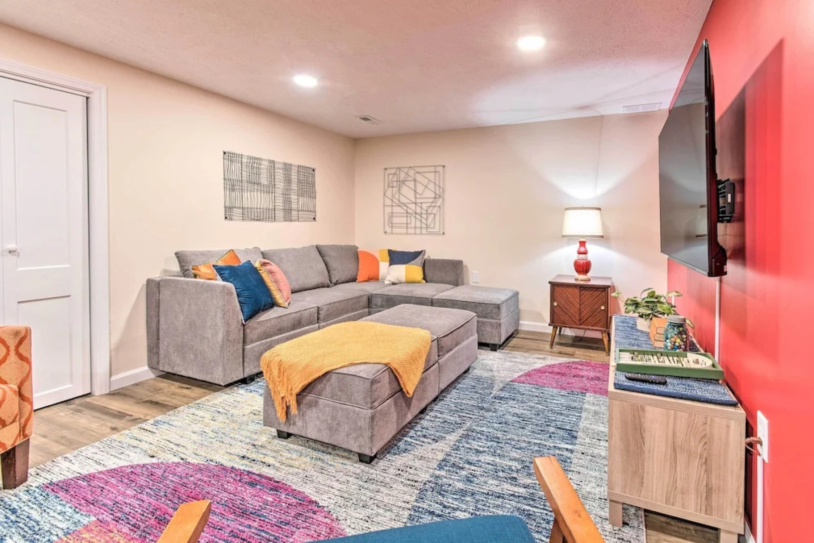 Stylish Vacation Rental - Walk to Isu!