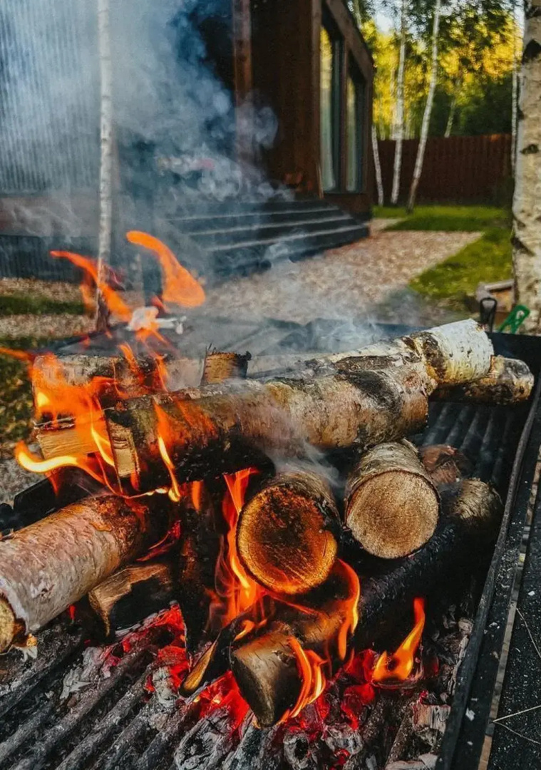 Пaноpaмный дом в хвойнoм лесу с сaуной