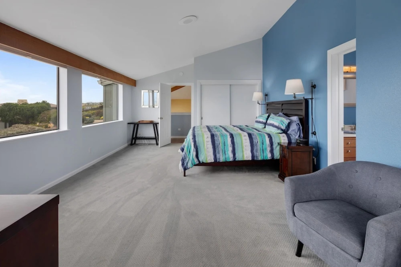 New Listing! All-suite Eagle's Nest W/ Hot Tub 3 Bedroom Home