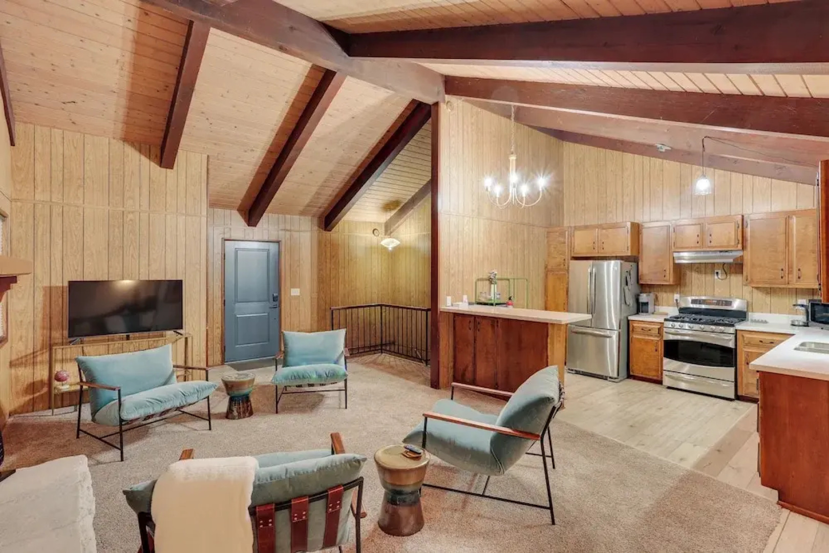 Crestline Cabin: Mountain Views & Fire Pit!