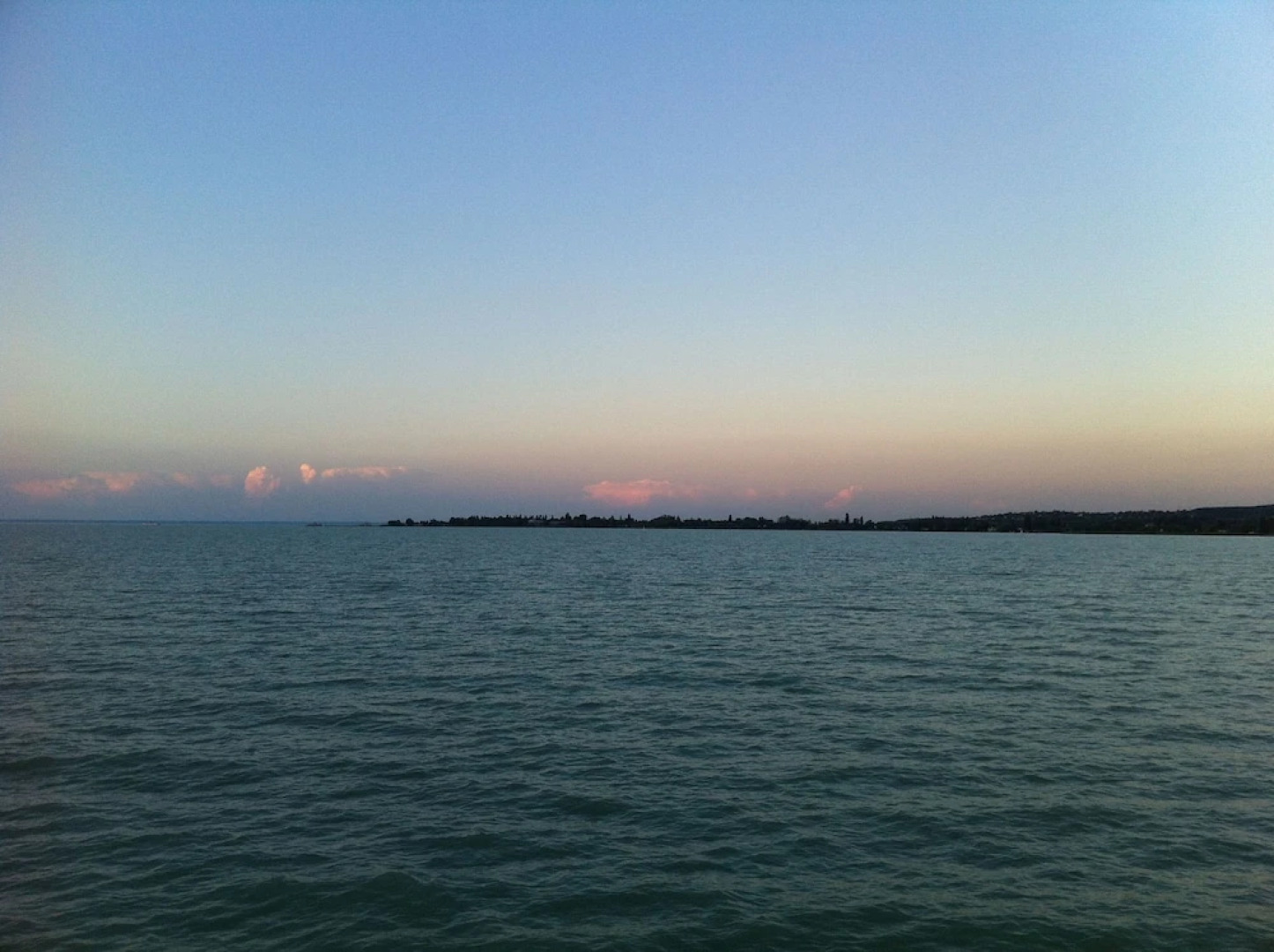 Sunshine Beach House  directly at the  lake