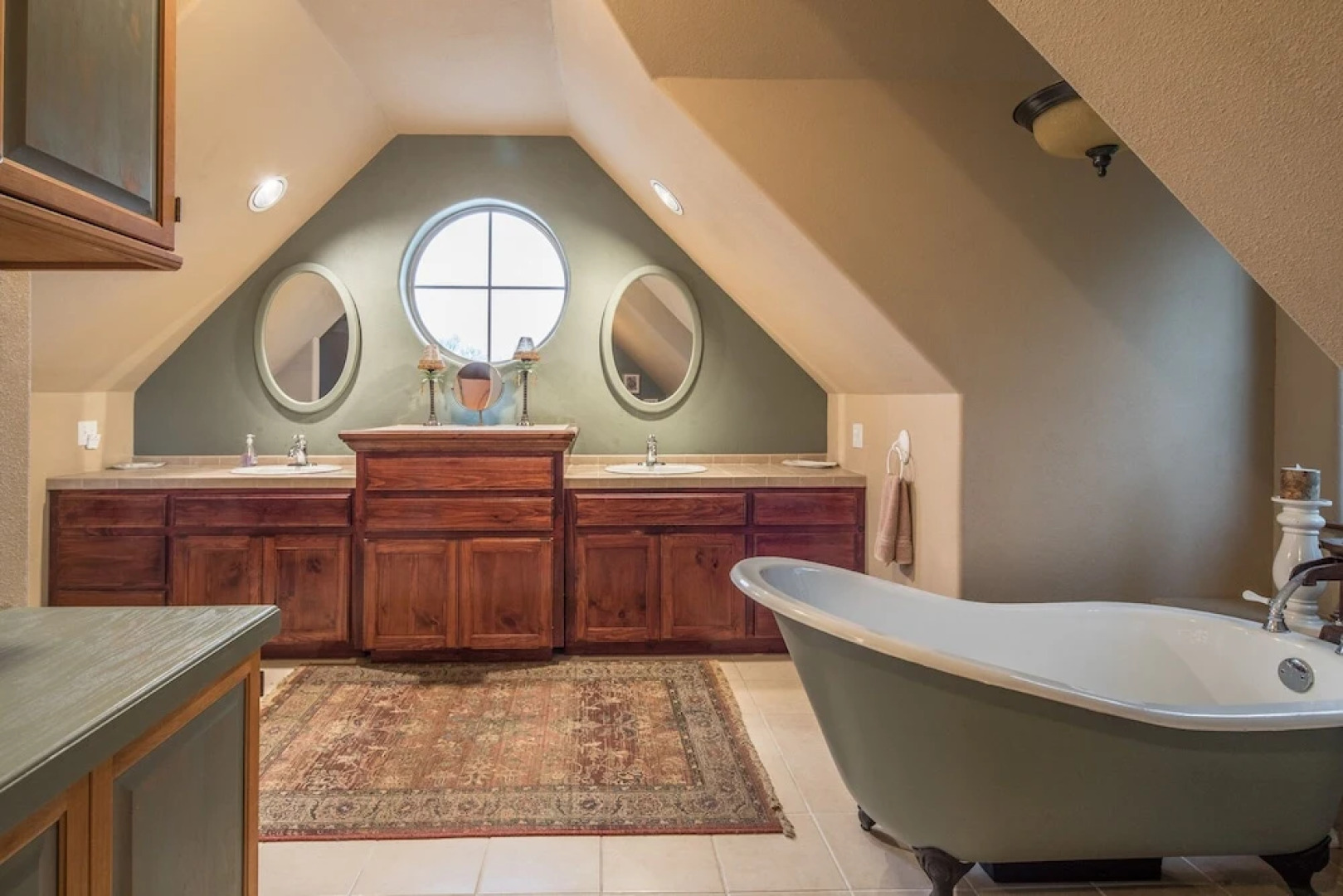 Rock 'n' Wood 4 Bedrooms 3.5 Bathrooms Home