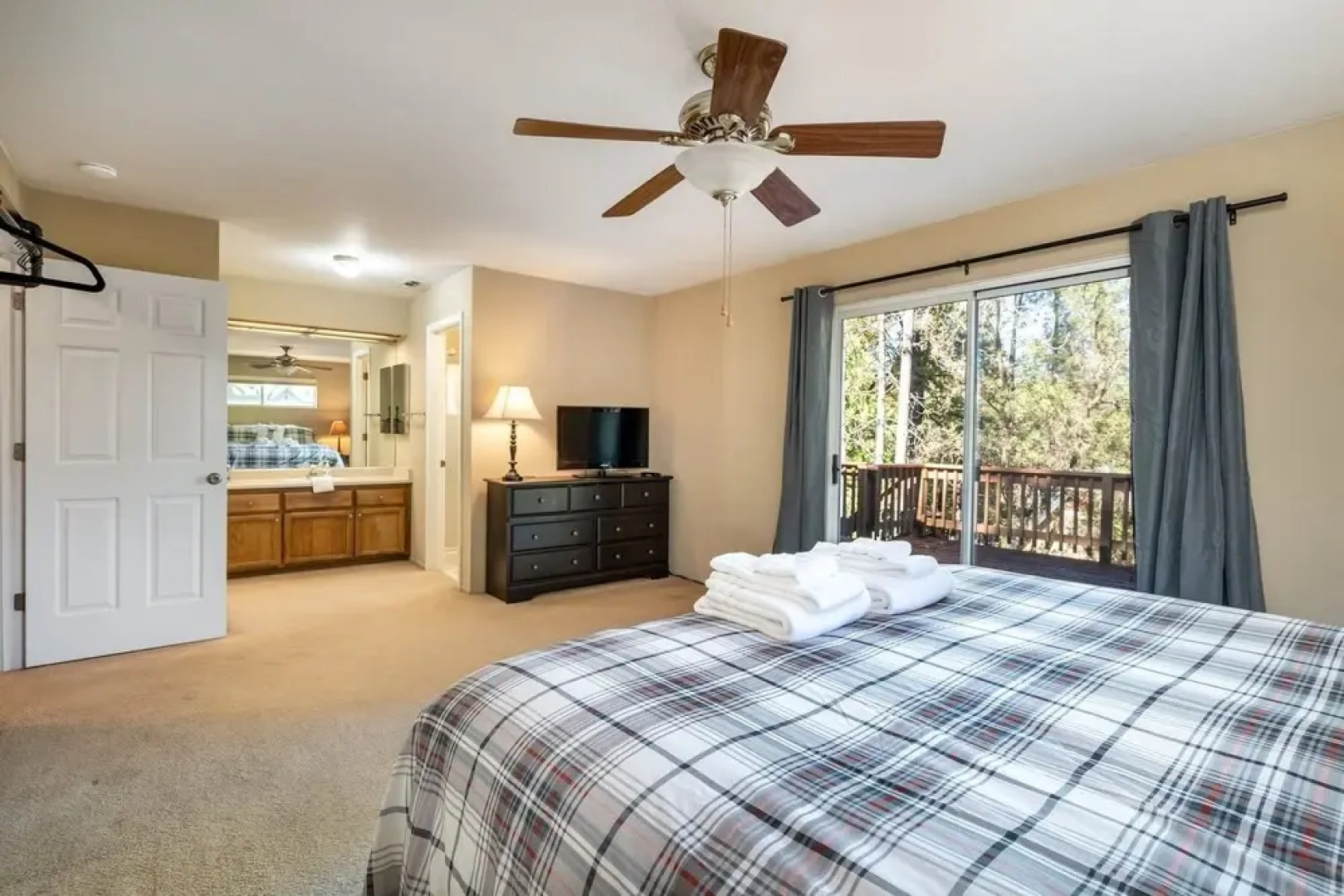 Wolf Den - Check out the Beach, Country Club, Golf Course Enjoy the Wifi, Central Heat and Air Conditioning. Near Yosemite by Redawning