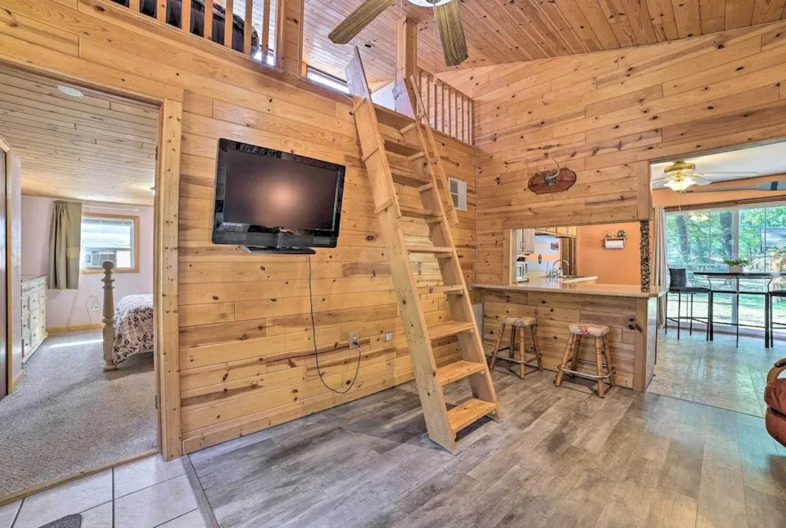 Charming Houghton Lake Cottage w/ Backyard!