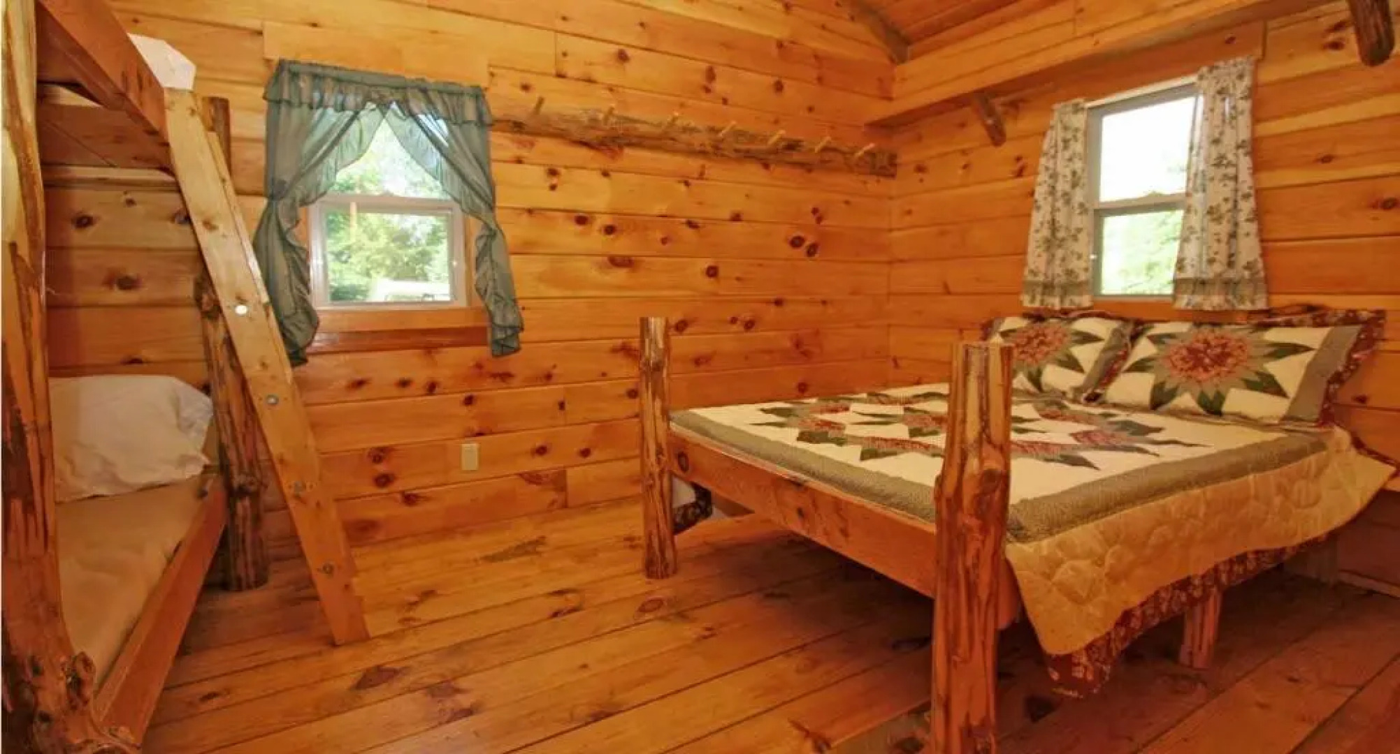 Robin Hill Camping Resort Deluxe Cottage 13