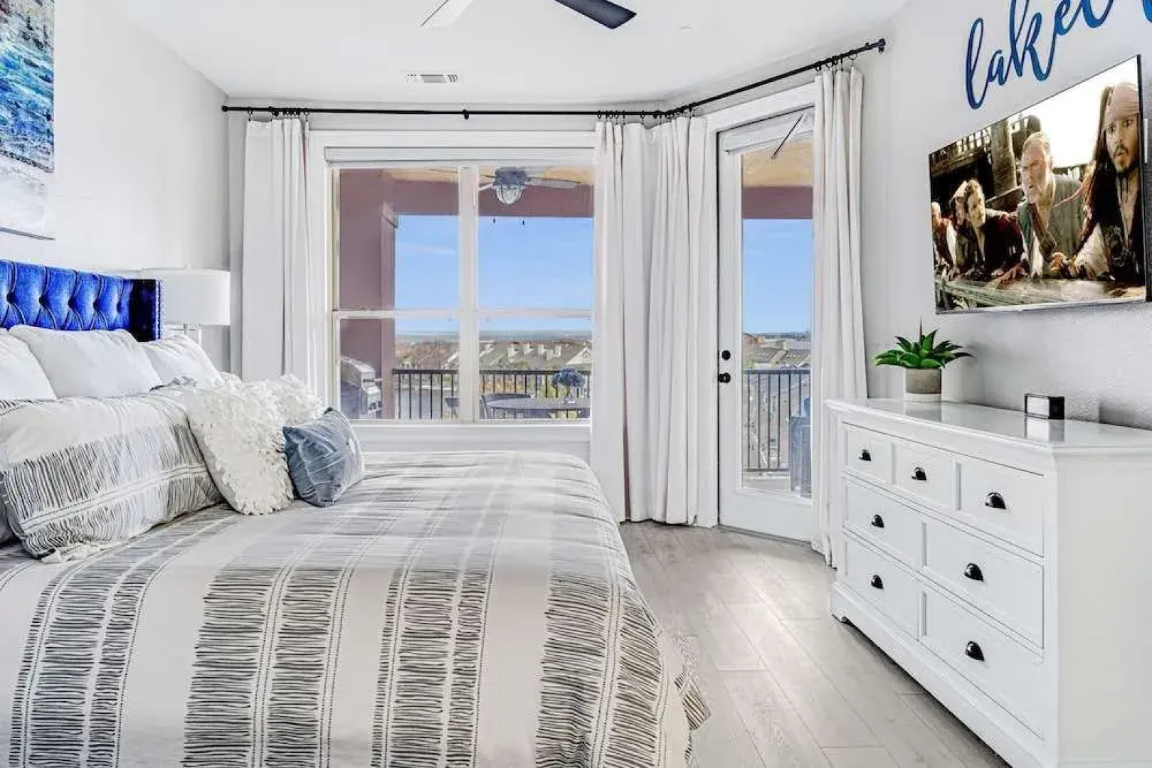 Luxury Waterfront Condo W/pool & Views!