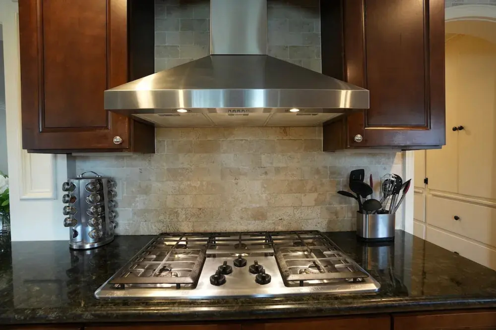 Incredible Estate 5 Bedrooms 3 Bathroom W/resort Style Rock Pool & Jacuzzi
