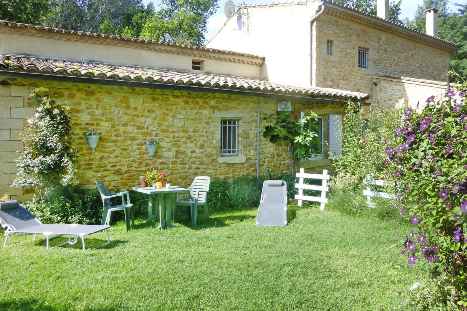 Apartment in Caderousse With Pool