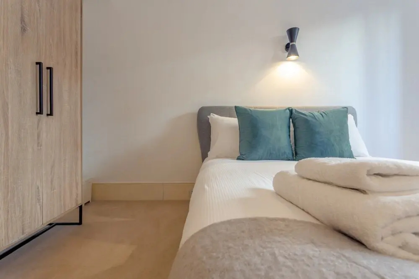 2 Bedroom Flat in Chelsea With Pool and Garden