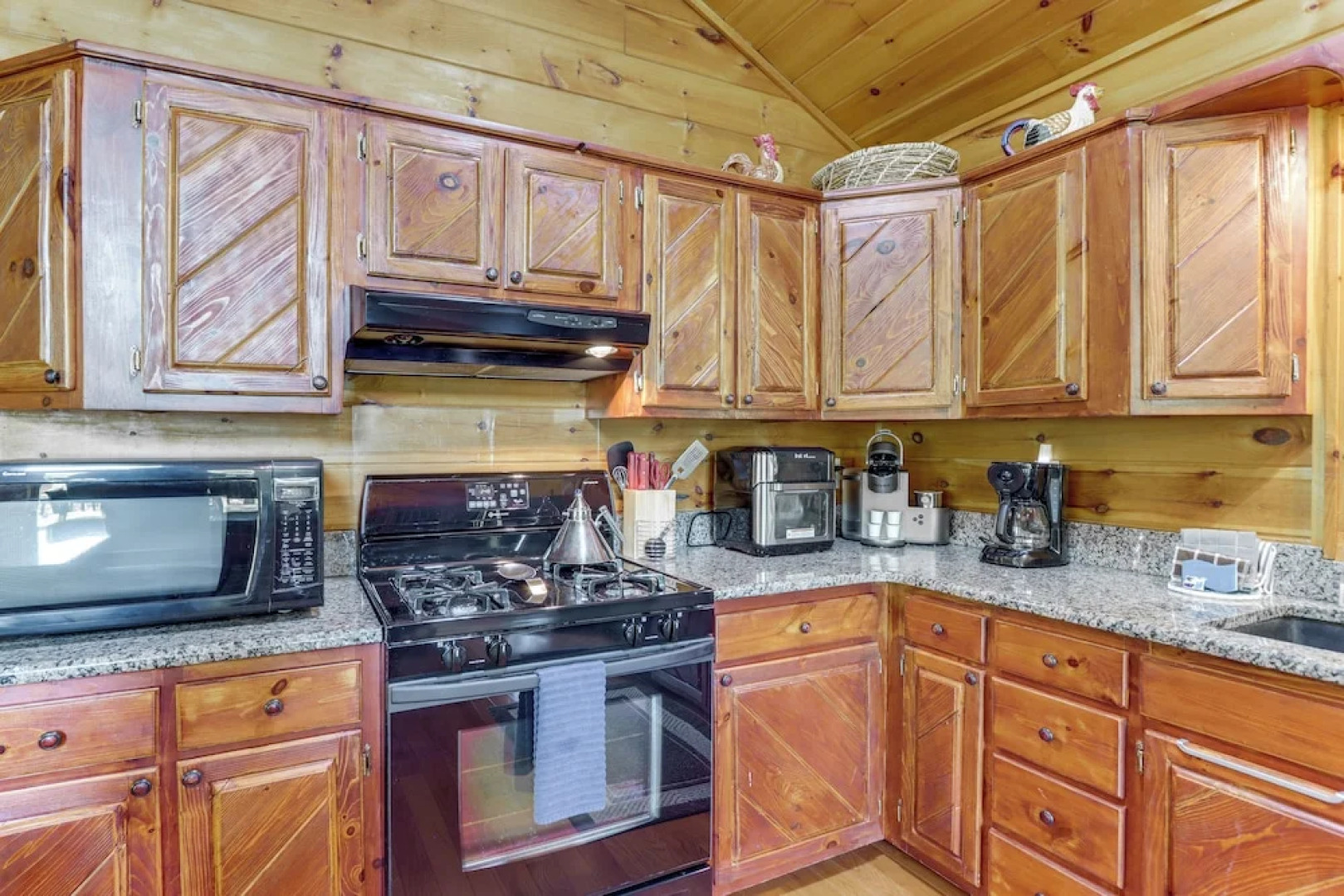 Riffle Run Cabin: River Access, Hot Tub, Game Room