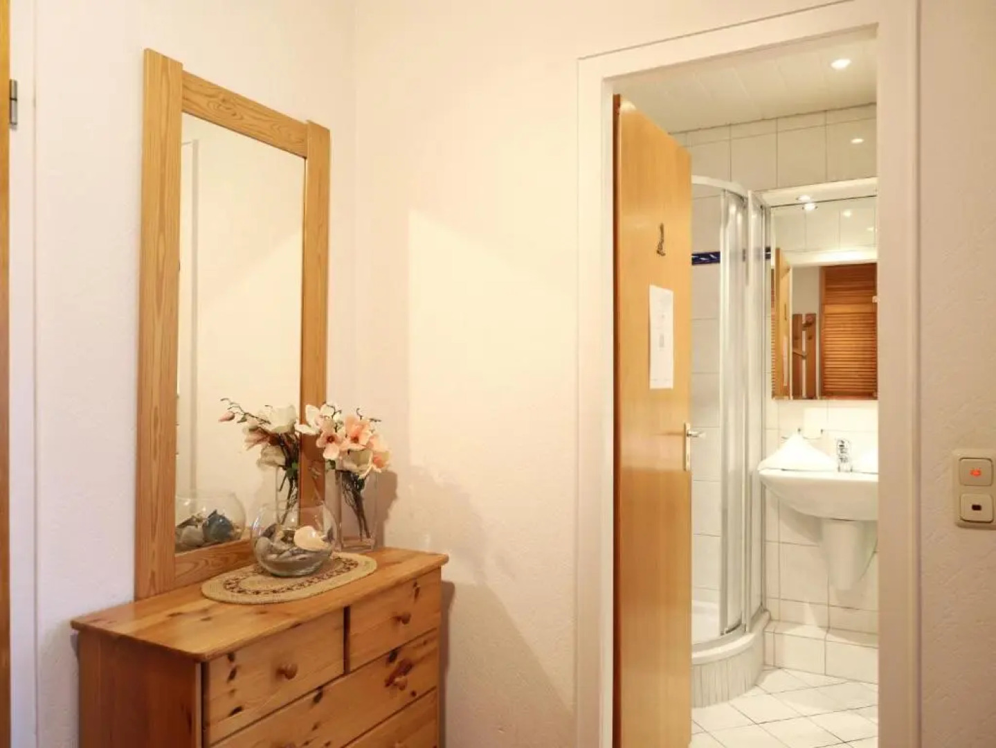 Freundliches 2-Zimmer-Appartement mit Kieferneinrichtung und einem Balkon.