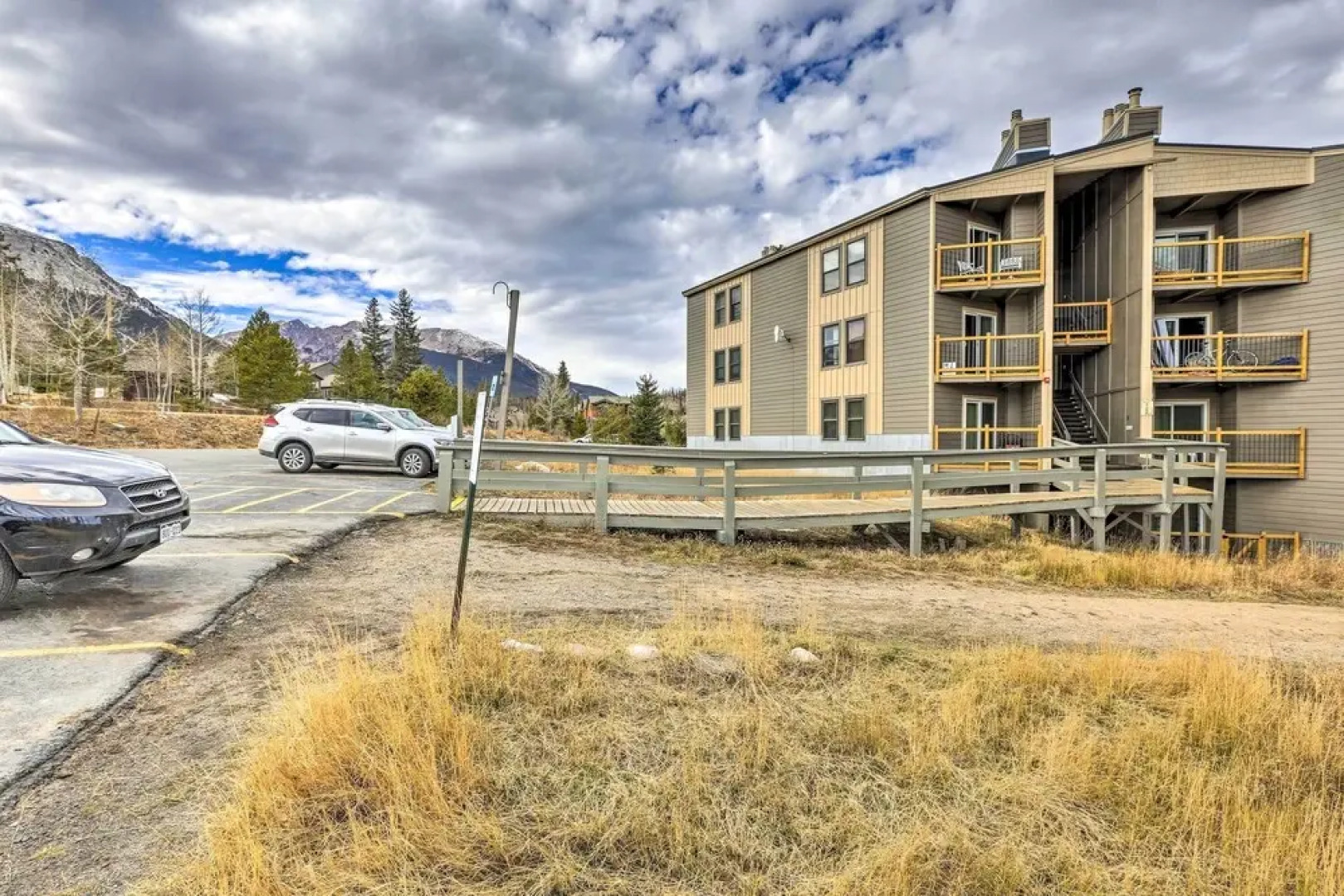 Ski & Hike: Mtn-view Condo in Silverthorne!