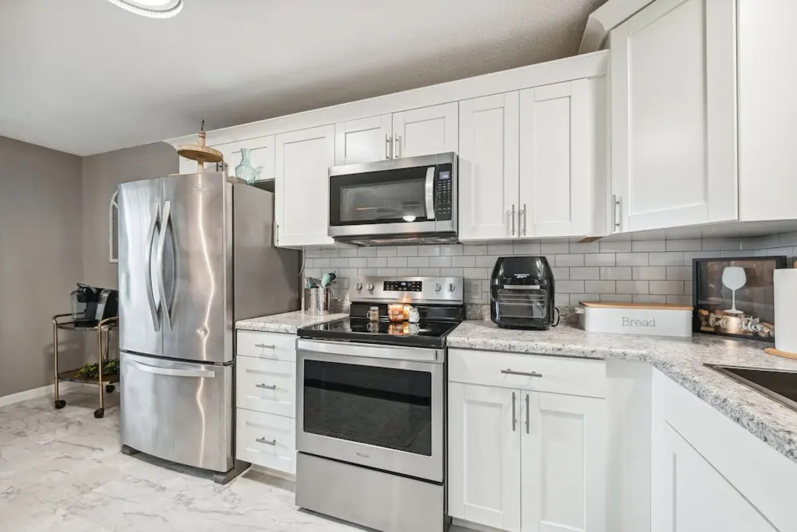 Vine Grove Home w/ Deck, 4 Mi to Saunders Springs!