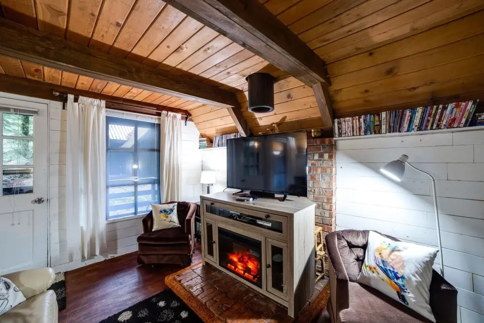 86SL - Rustic - Pets Ok - BBQ - Sleeps 6