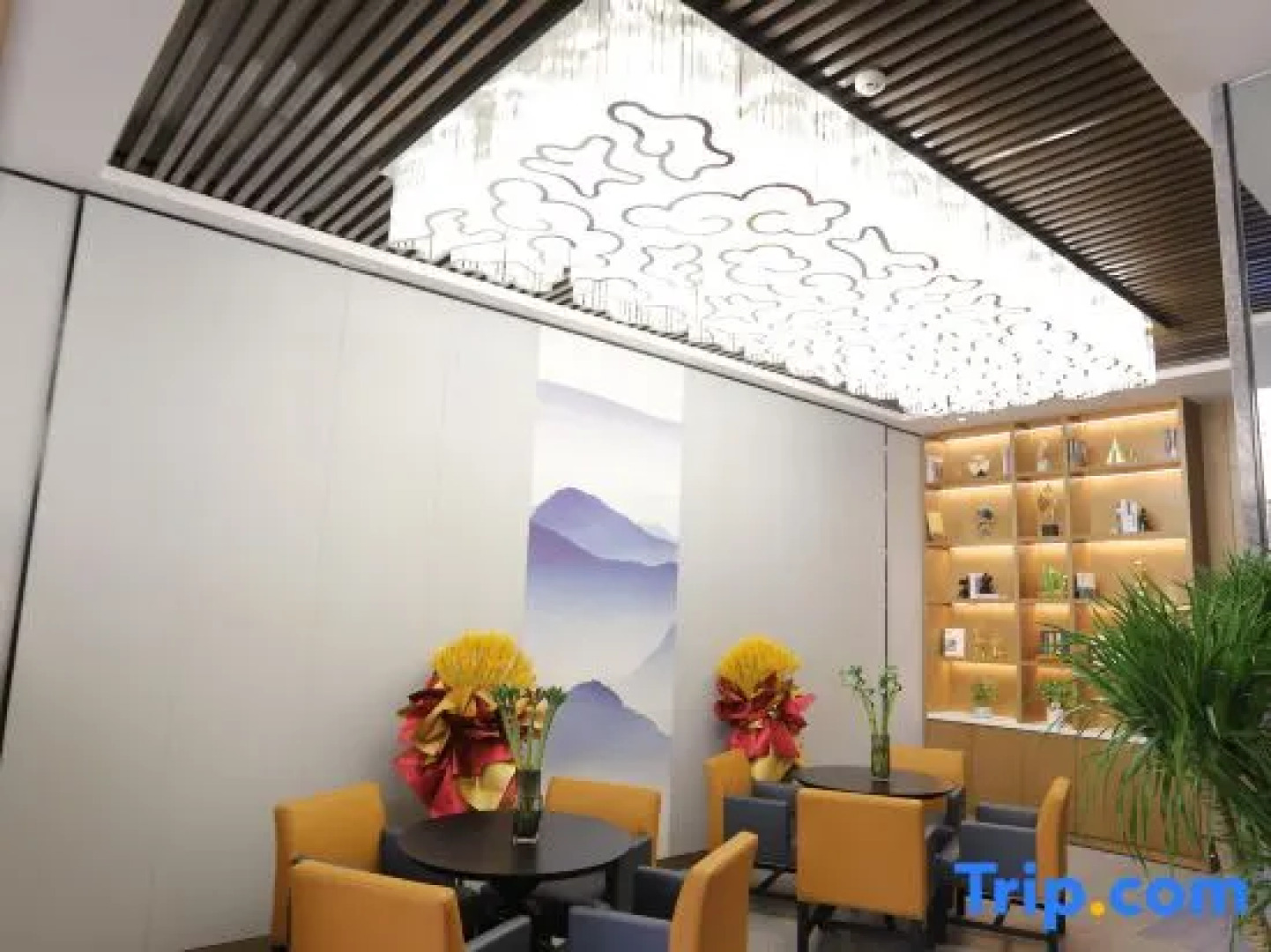 Tianzhuyuan Intelligent Hotel (Baiyin Jingtai People's Cultural Square Railway Station)