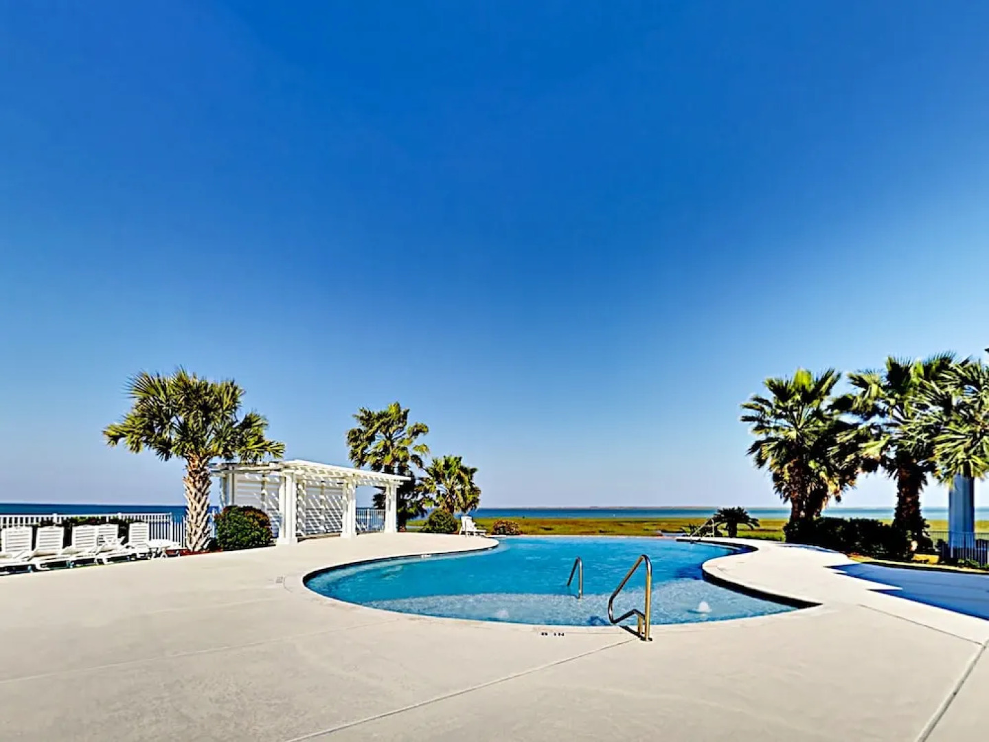 Luxe Waterfront - 3 Br Home