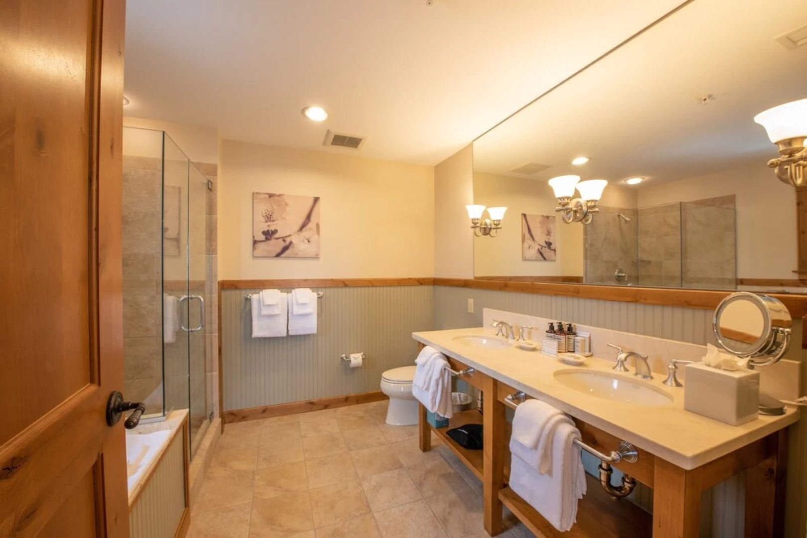 Large 3 Bedroom Bathroom In Mountaineer Square Condo - No Cleaning Fee! by RedAwning