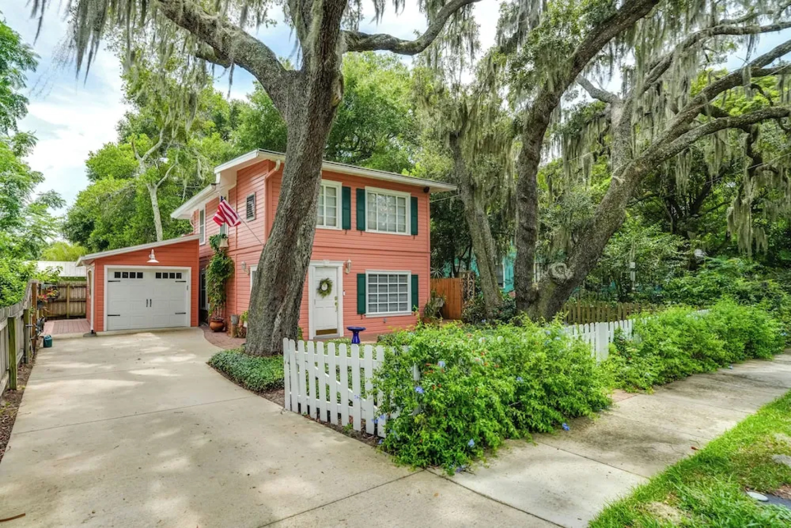 Mt Dora Garden Cottage w/ Patios, Walk to Downtown