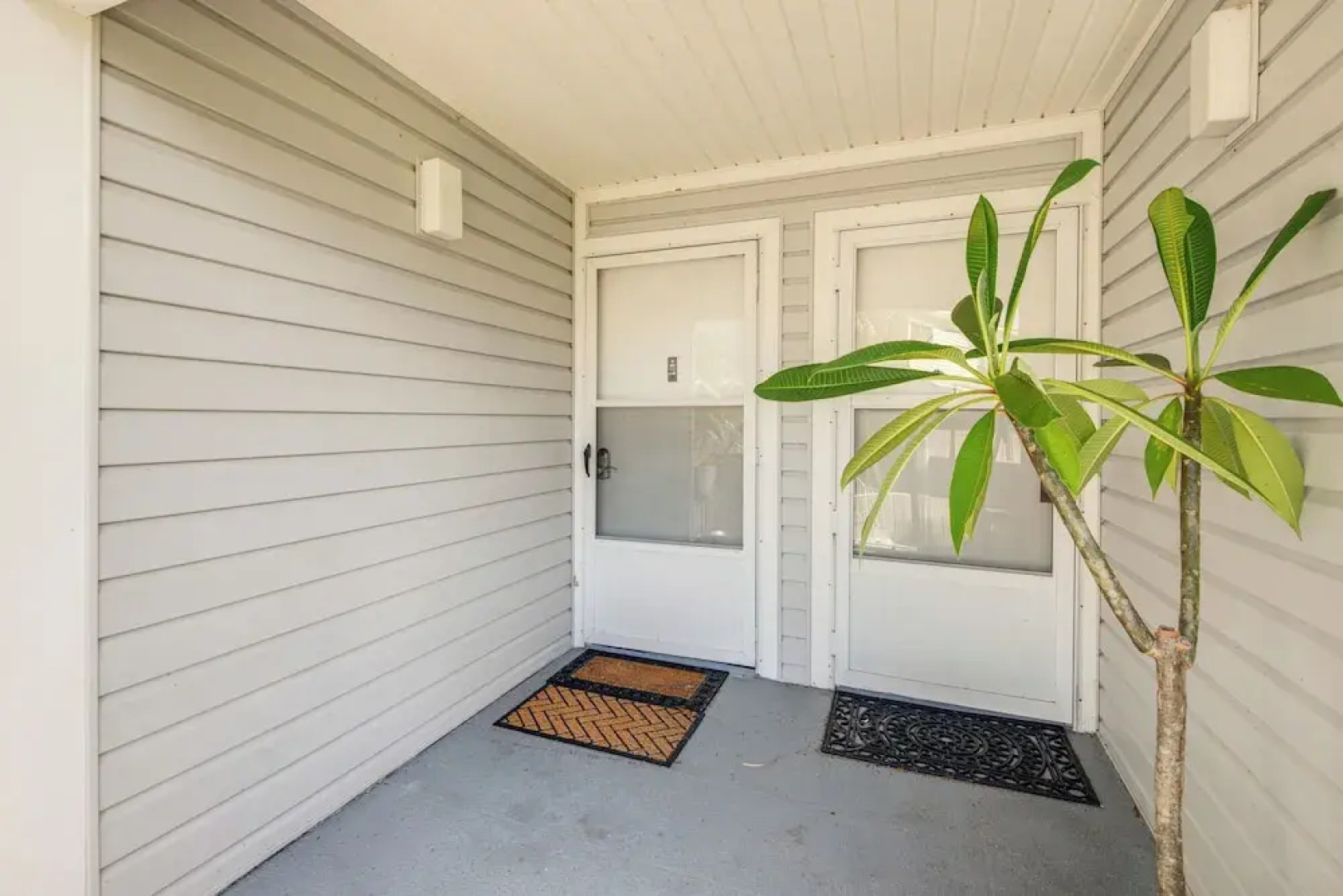 Pool Access & Lanai: Riverfront Welaka Condo!