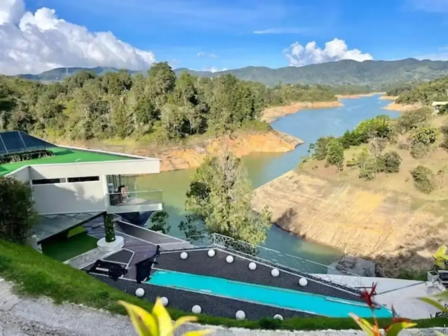 EleMYNT LifeStyle Hotel