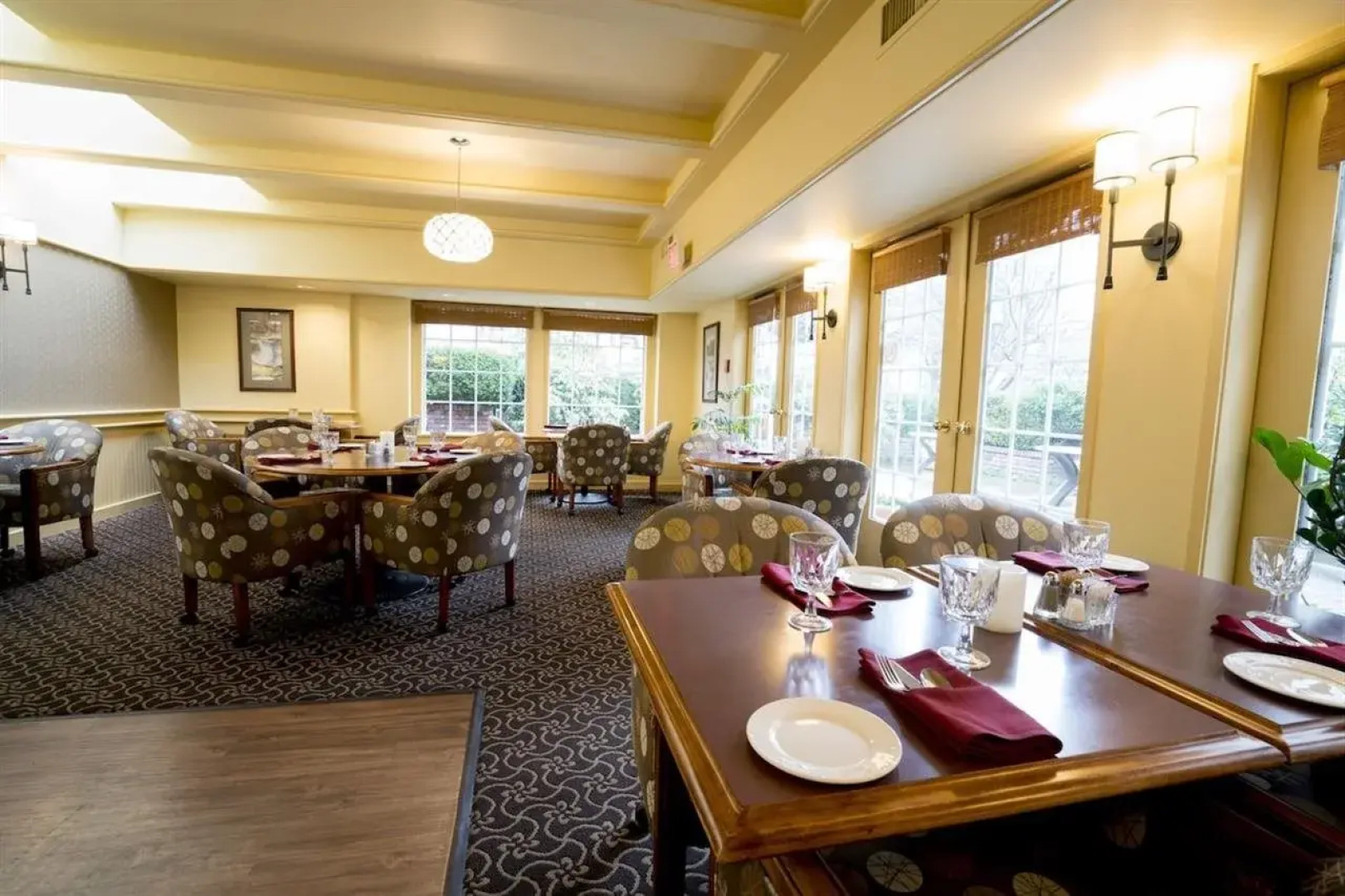 Royal Scot Hotel & Suites