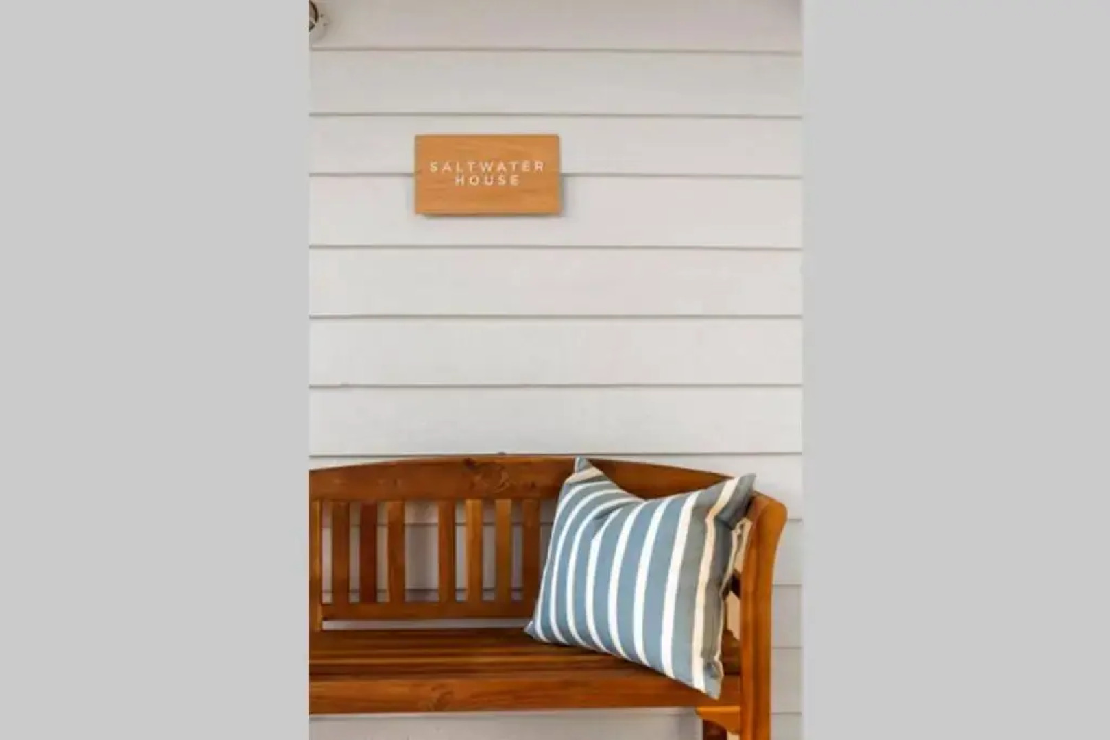 SALTWATER HOUSE - Opposite the beach and views over the lake!