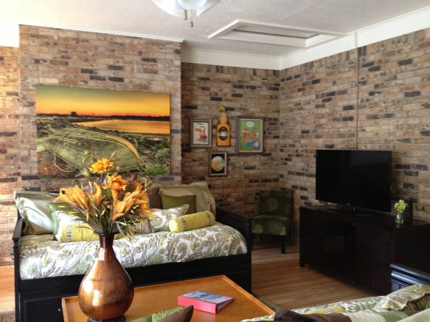 Two bedroom House with fenced in yard, covered patio area, located at the Joplin Inn at the entrance to Mountain Harbor, just 1 1/2 miles from Lake Ouachita. by RedAwning