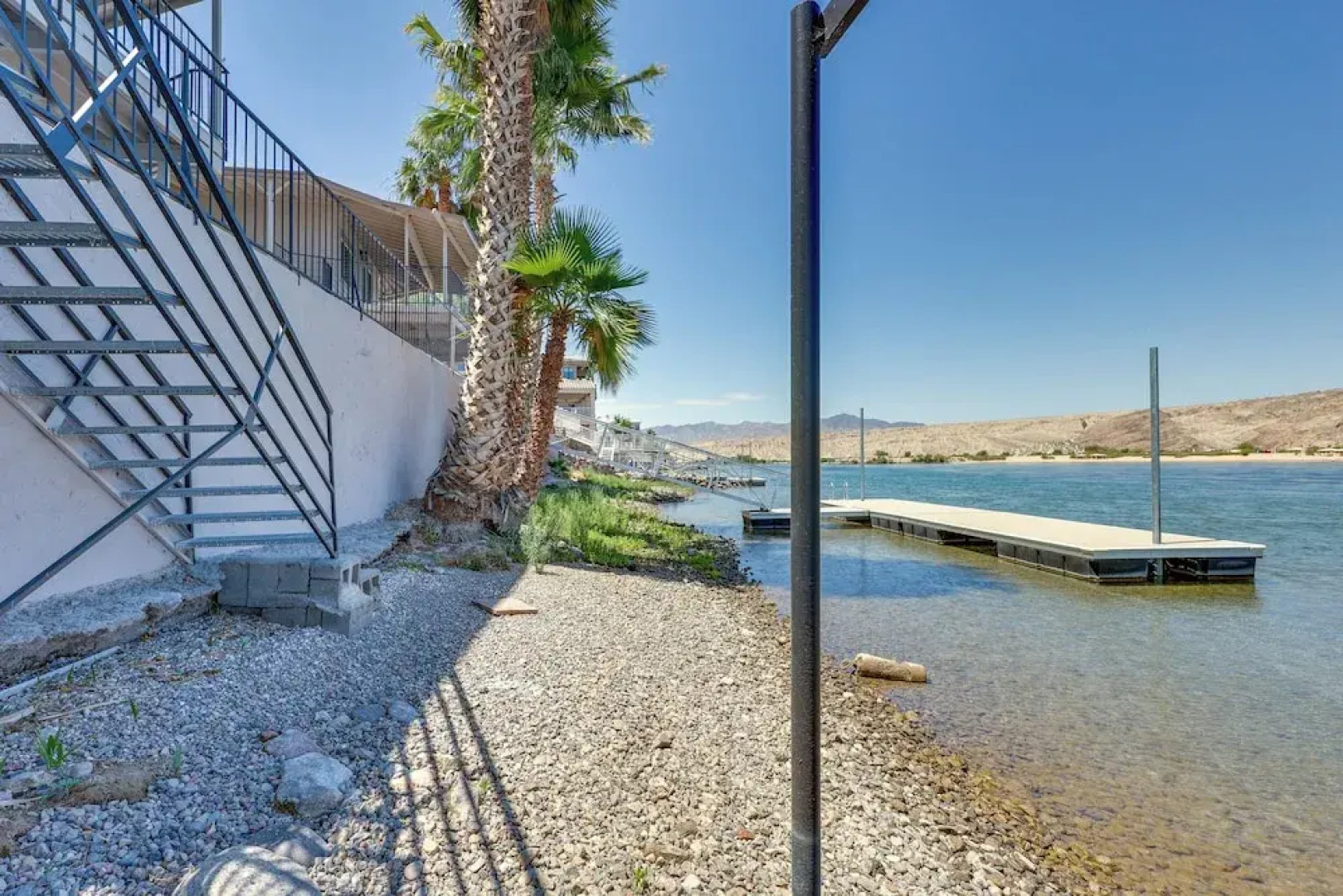 Colorado River Views: Waterfront Bullhead Home