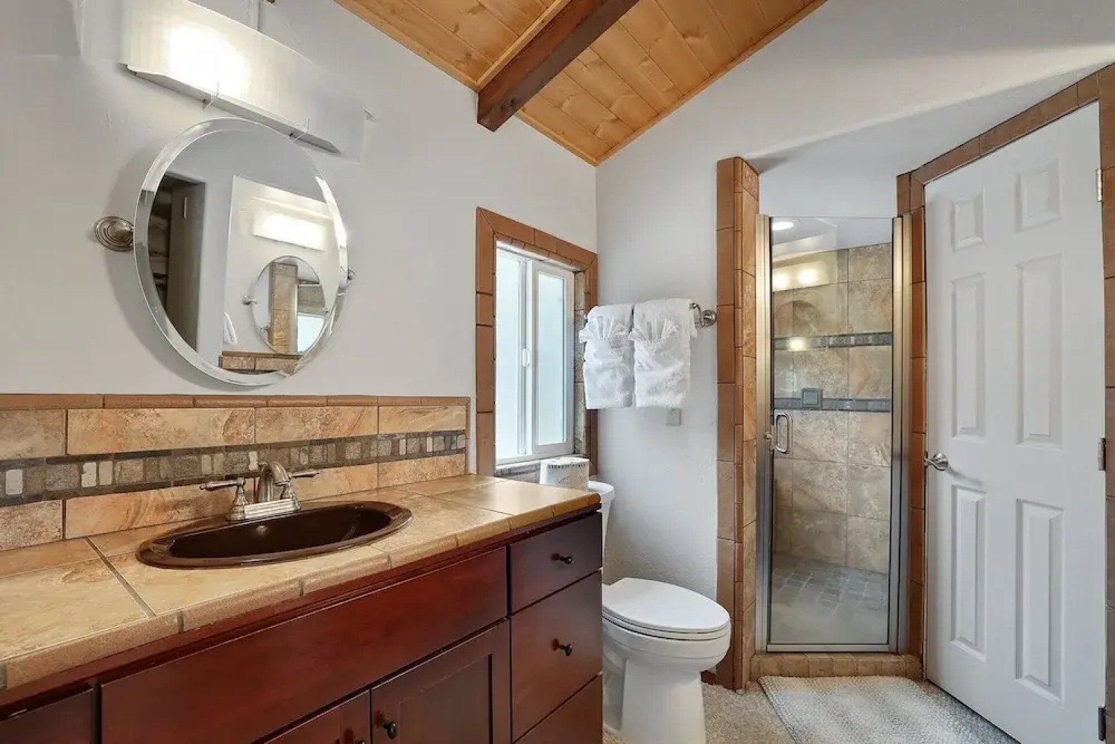 Hall Court Manor - Hot Tub, Pet Friendly, Pool Table!