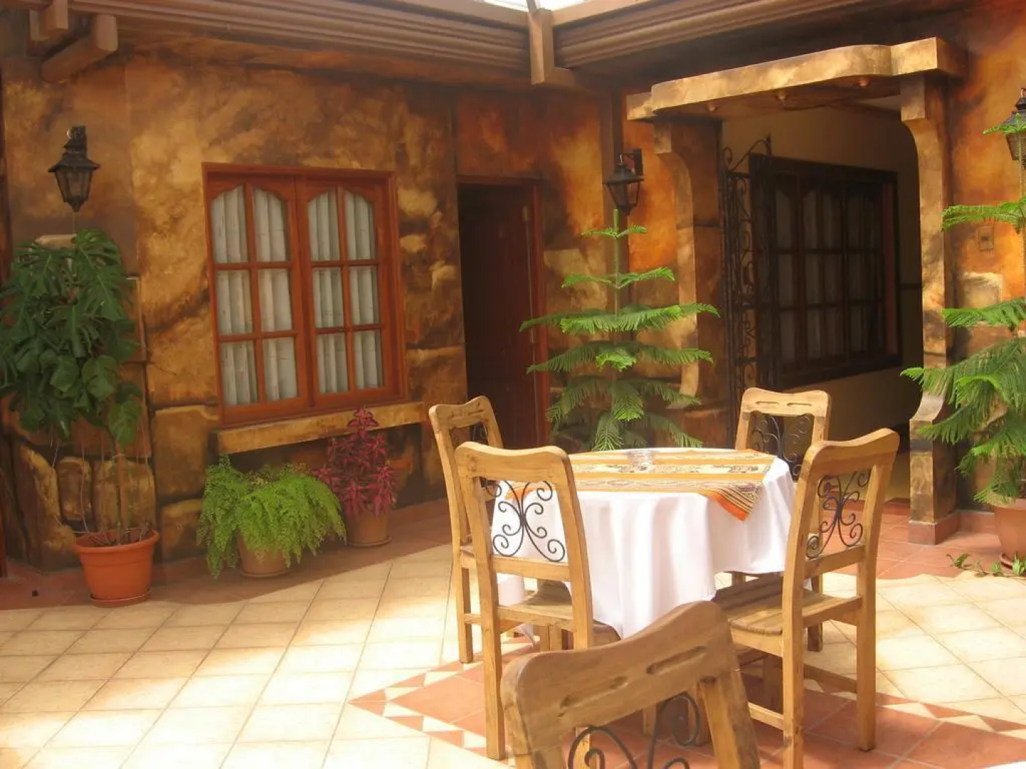 Las Brisas Centro Hotel