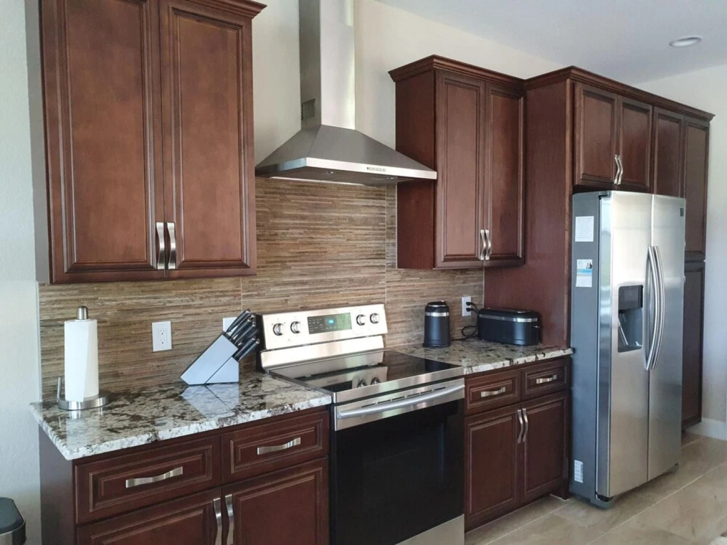 Stunning Brand NEW 3 bed Home Fabulous Pool Overlooking River