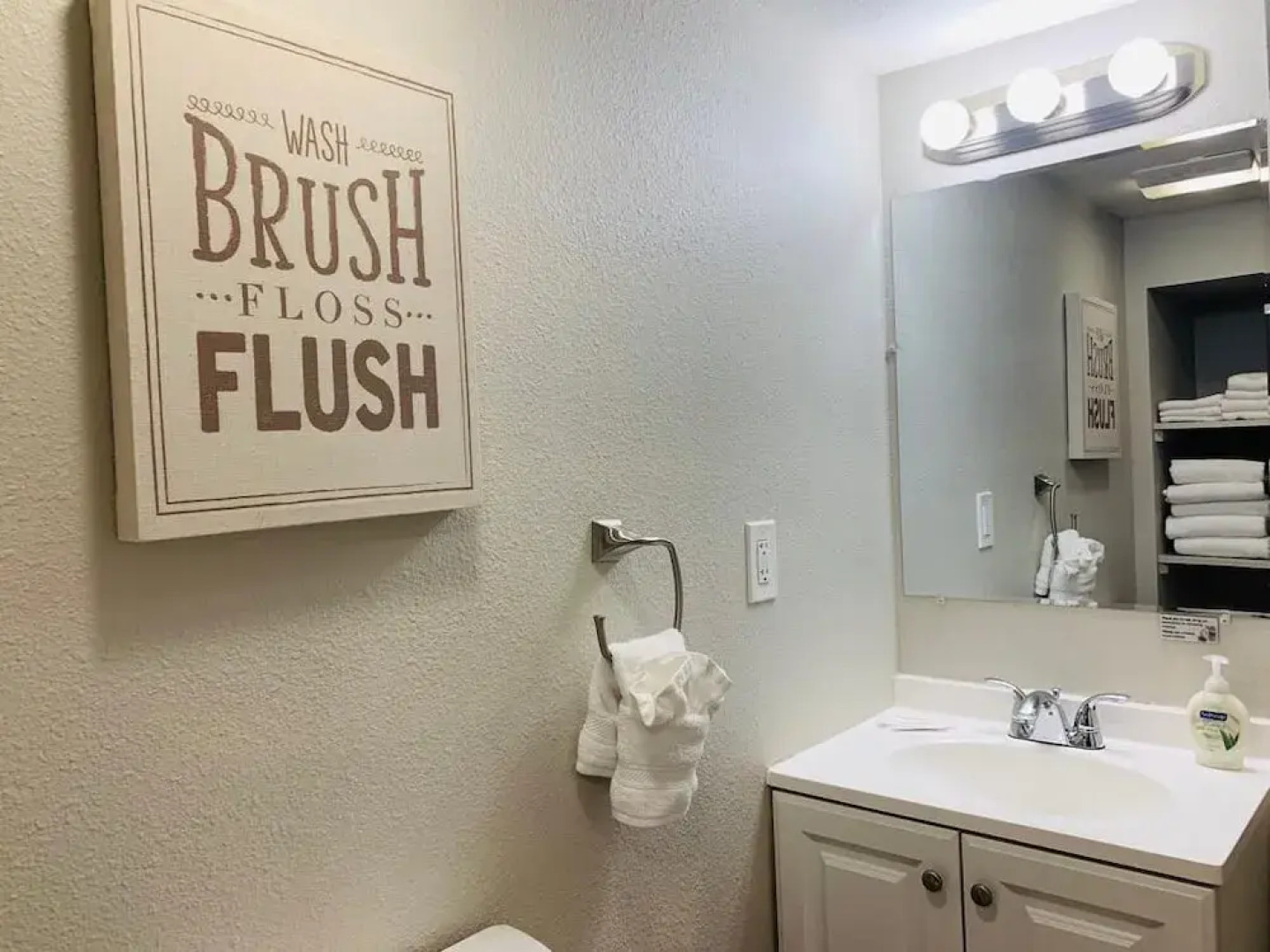 Inviting Bungalow Next to UNC - Free cruiser bikes!