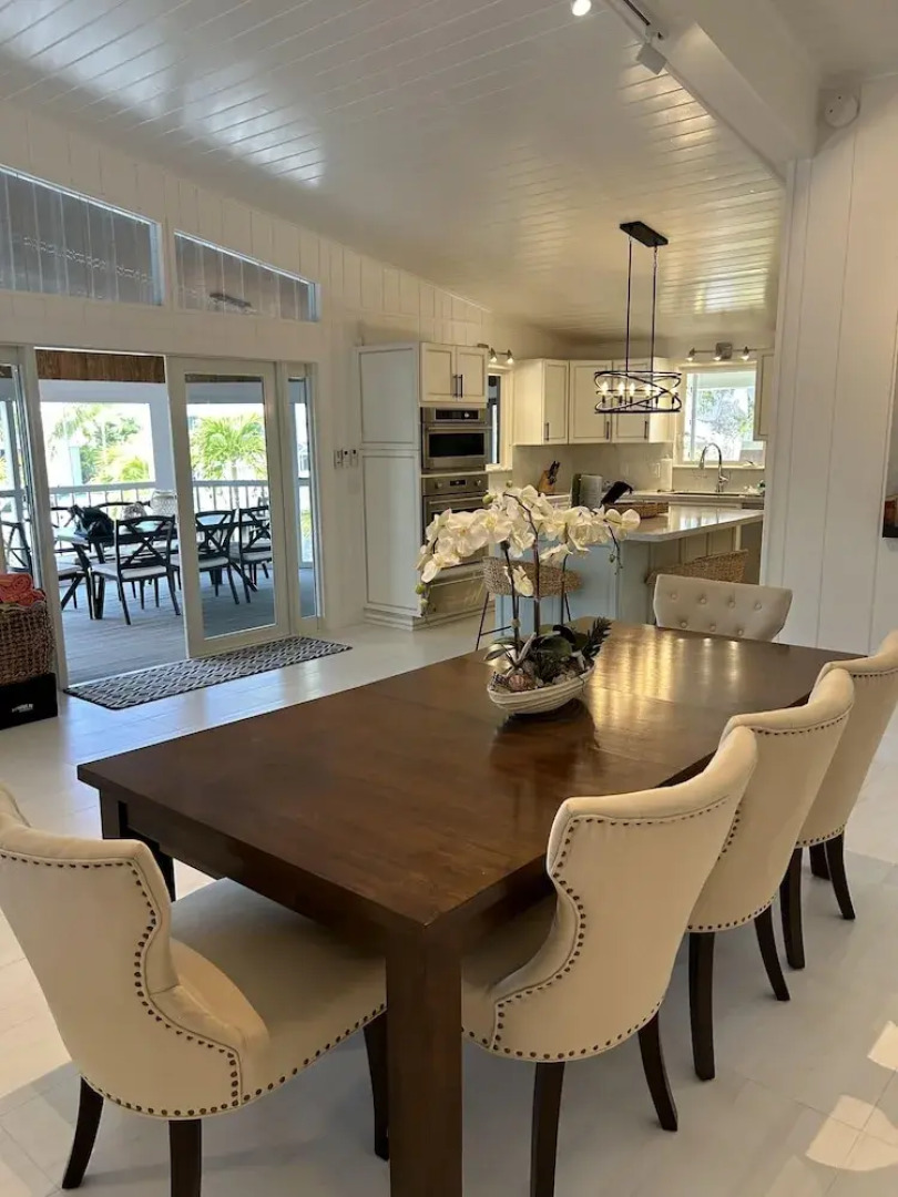 Beautiful Updated Stilted Home Makes For A Super Getaway. 3 Bedroom Home by RedAwning