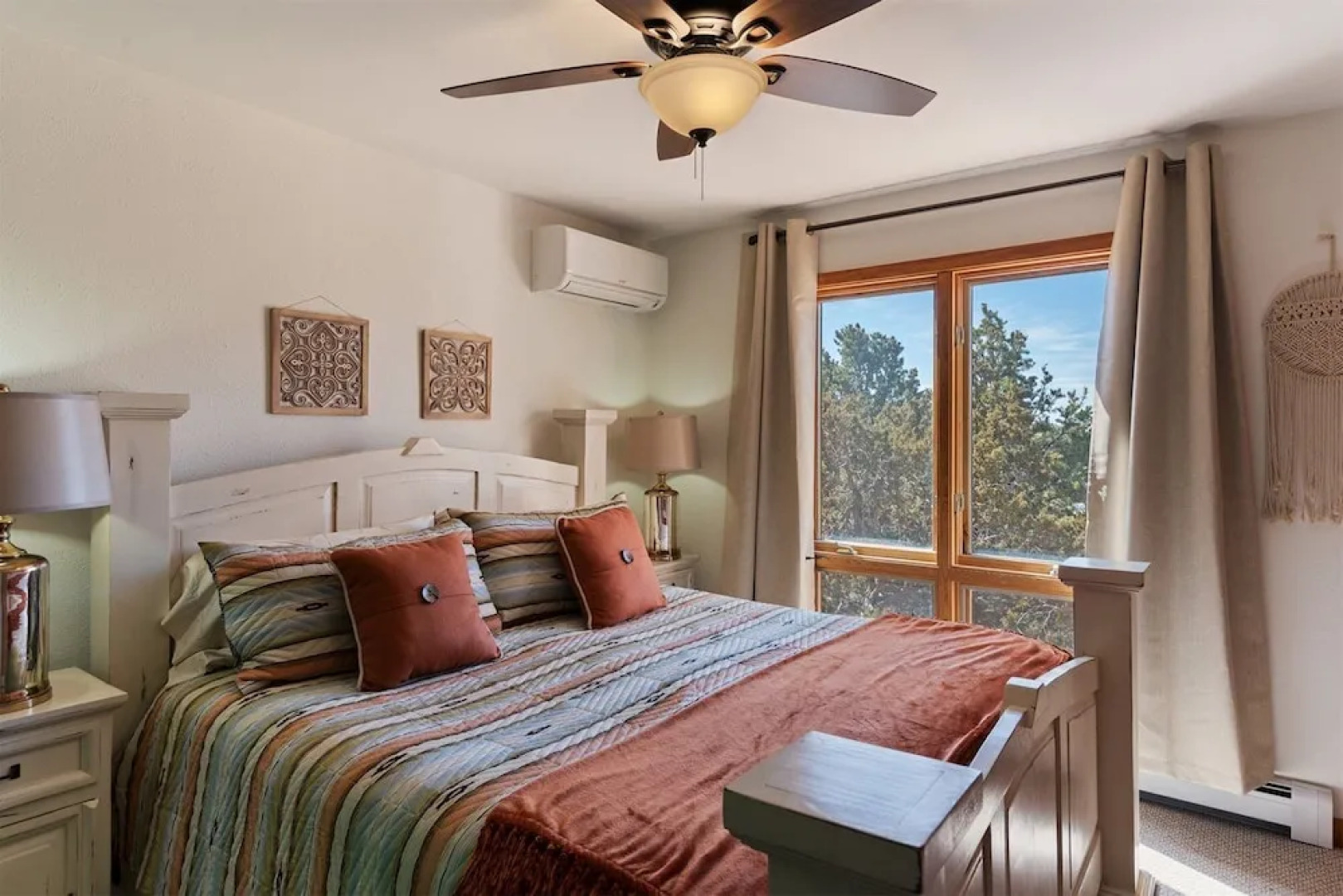 Sunlit Pines - Tucked in the Trees, Private Escape, Easy Drive to Plaza - NEW Listing