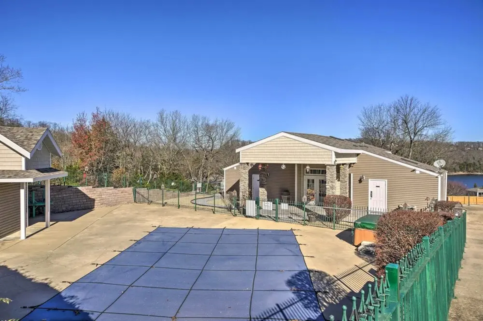 Resort Hot Tub Access! Table Rock Lake Condo