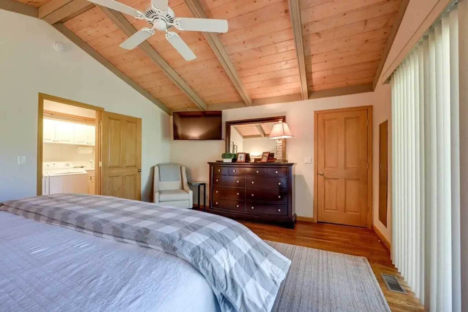 Luxe Glenville Cabin w/ Porch & BBQ ~ 5 Mi to Lake