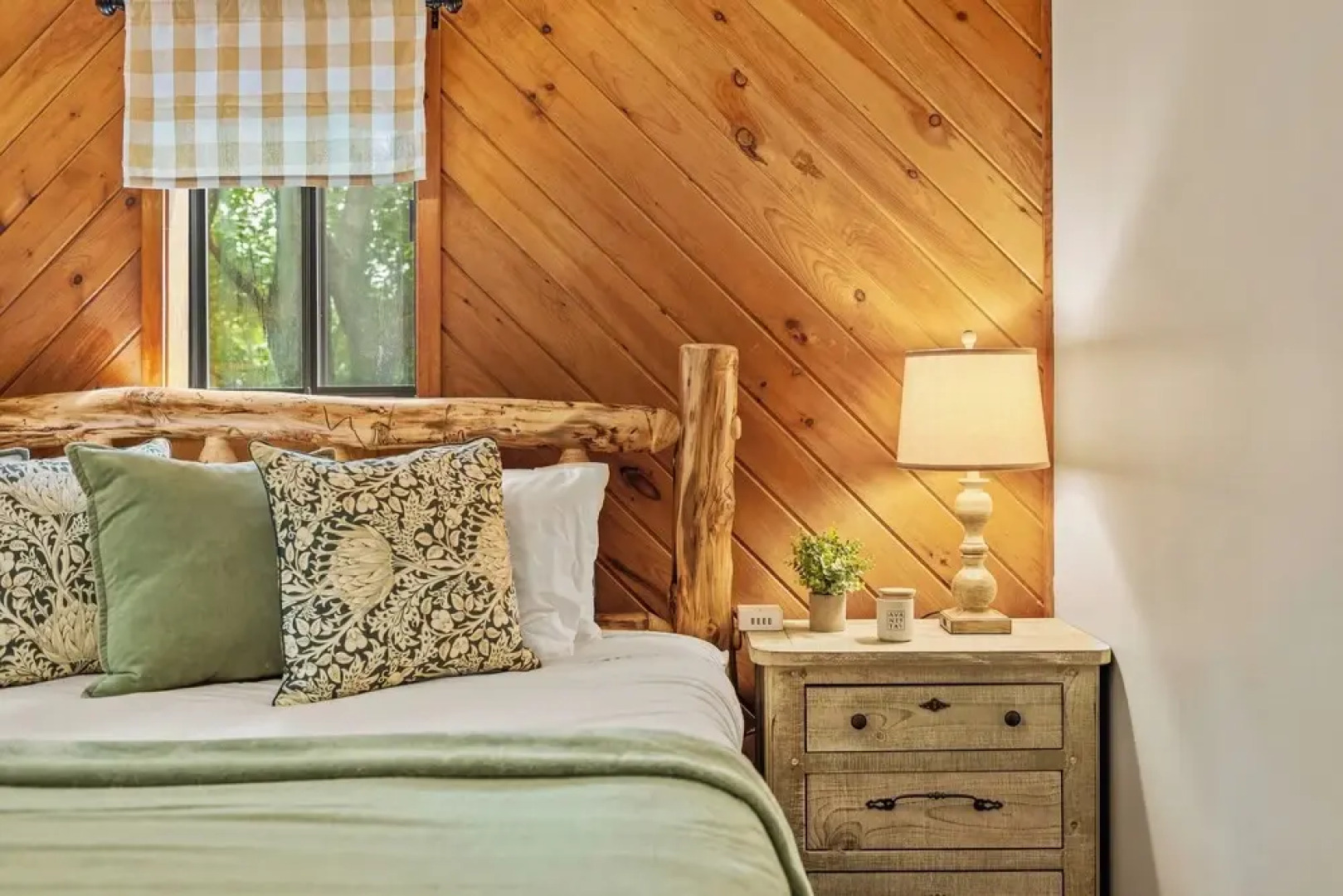 Moose Tracks by Avantstay Hot Tub, Game Room, Deck, Firepit