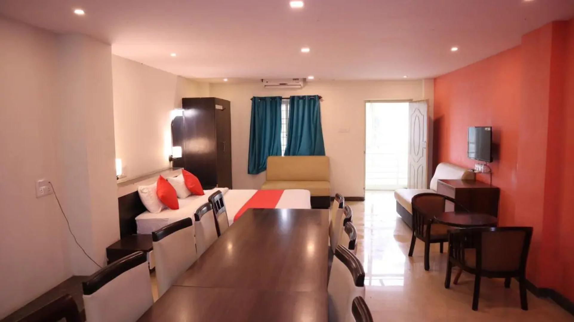 Smile Stay Bee Hive Grand