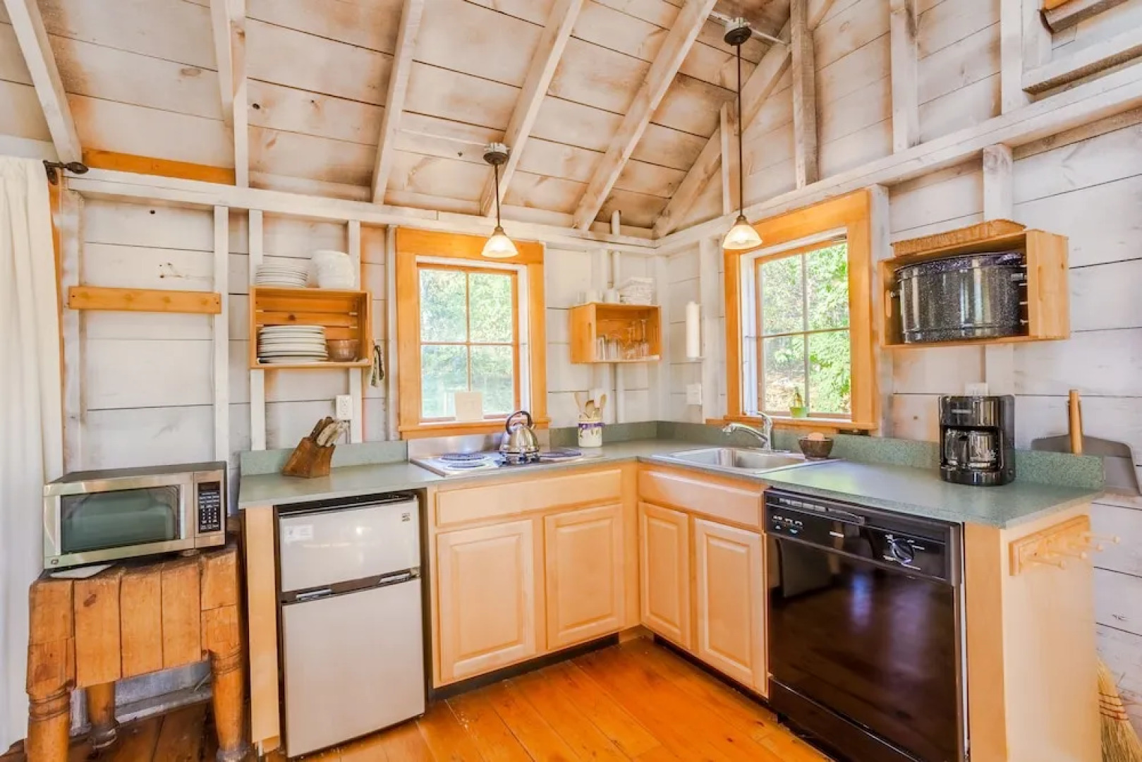 19 Hill Road Home 5 Bedrooms 2 Bathrooms Home